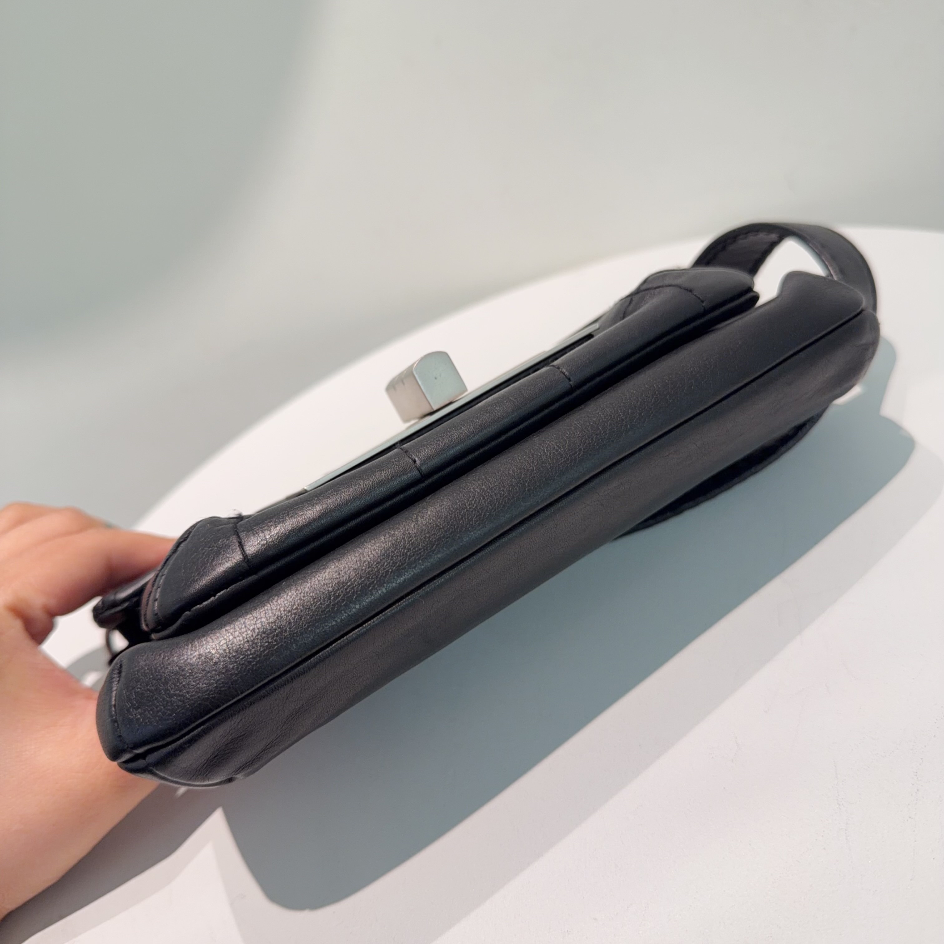 【預訂貨品】Chanel 冰格方形扣腋下包