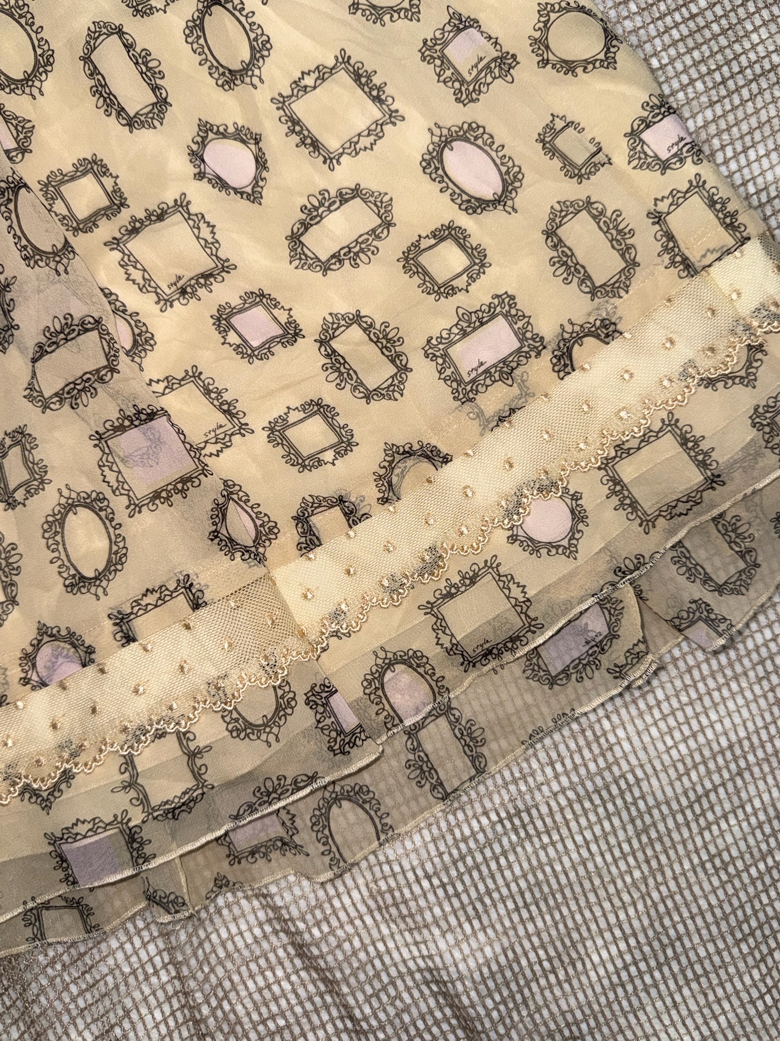 Vintage Cream Midi Skirt with Whimsical Retro Picture Frame Print