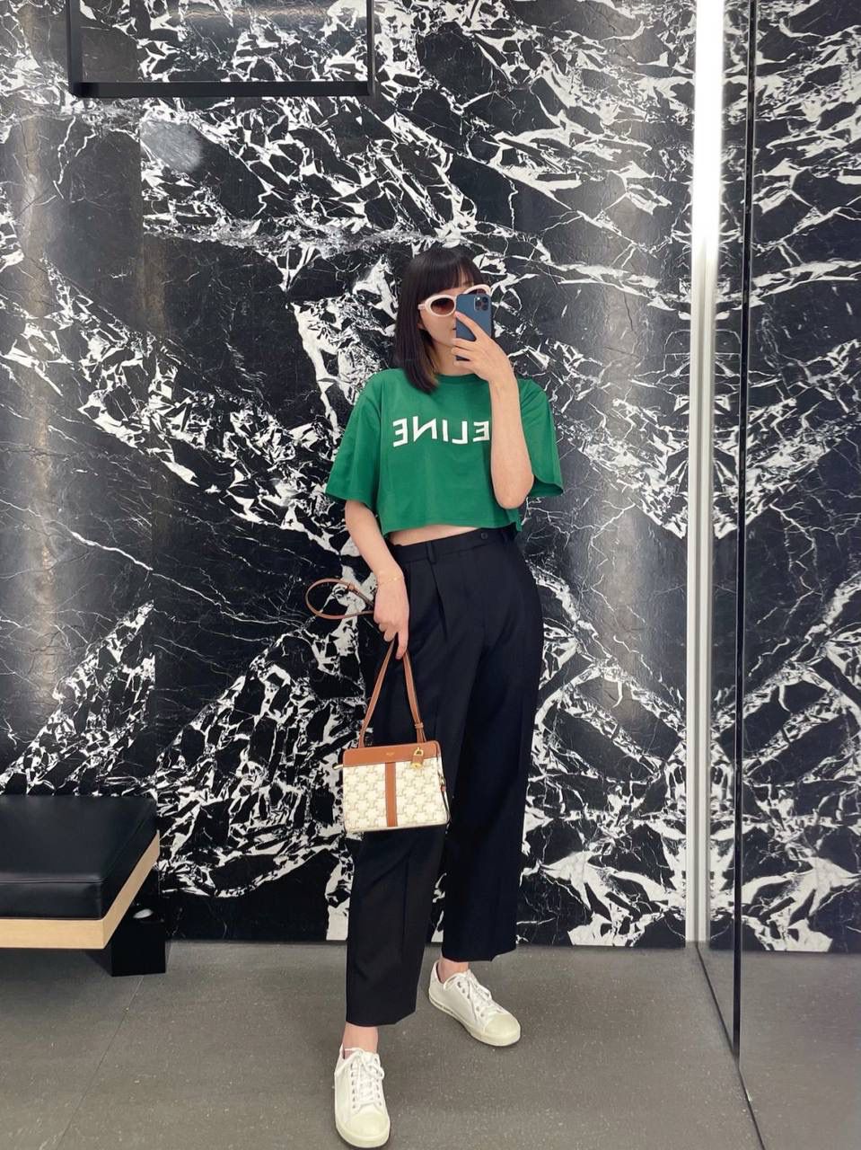 🔥大货实拍图 𝗖𝗘𝗟𝗜𝗡𝗘 ♥ 𝗧𝗘𝗘𝗡 𝗖𝗔𝗕𝗔𝗦 𝗗𝗘 𝗙𝗥𝗔𝗡𝗖𝗘 型号：191992 尺寸：19*16*11cm 上身图💯 越看越喜欢的一款包包！这个白老花也是十分美貌🥰容量完全够用，日常出门必备的纸巾、气垫、手机、口红、钥匙、放下绰绰有余～是个好看又能装的实力派！