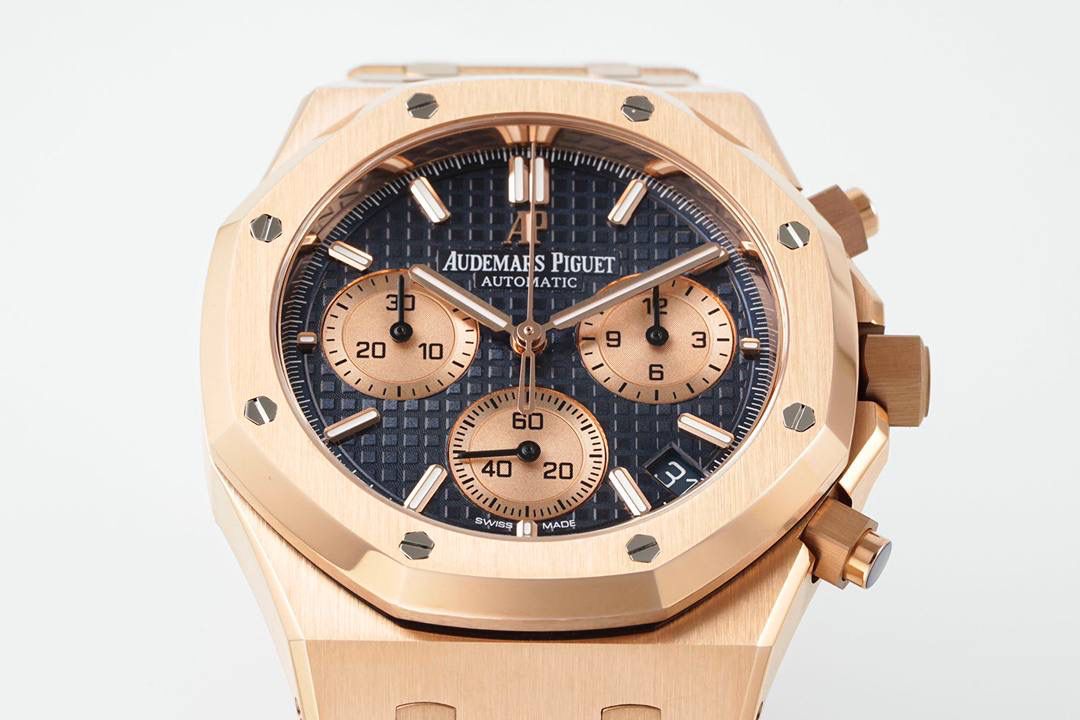 🚀新品爱彼皇家橡树系列26240系列，是一款41毫米精钢自动上链计时码表，搭载APS开发自研Calibre 4401一体机芯，具备飞返计时、小时/分钟/小秒显示及日期功能。其标志性八角形表圈配以八颗六角螺丝，搭配“Grande Tapisserie”大型格纹表盘，层次感鲜明。一体式精钢表链延续了1972年首款皇家橡树的经典设计，兼具运动与优雅。全新开发一体机芯采用导柱轮与垂直离合结构，振频28,800次/小时，与原版完全一致，动力储存约70小时，防水深度50米。AP融合高级制表工艺与前卫美学，是奢华运动腕表的典范之作。💯🔥🔥