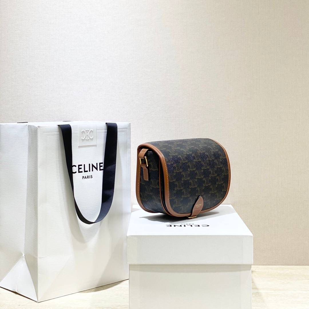 🔥大货实拍图 𝗖𝗘𝗟𝗜𝗡𝗘 ♥ 𝗧𝗥𝗜𝗢𝗠𝗣𝗛𝗘 𝗖𝗔𝗡𝗩𝗔𝗦 𝗙𝗢𝗟𝗖𝗢 马鞍包在IT Bag的世界里总是占着一席之地，经典百搭 经得起时间的推敲，被喻为行走的气质神器 ，FOLCO流畅圆润的包身线条和凯旋门老花设计搭配老式旅行箱开口扣，让人轻松get俏皮复古摩登的画报女郎。 型号：191502 尺寸：18*17*6.5cm