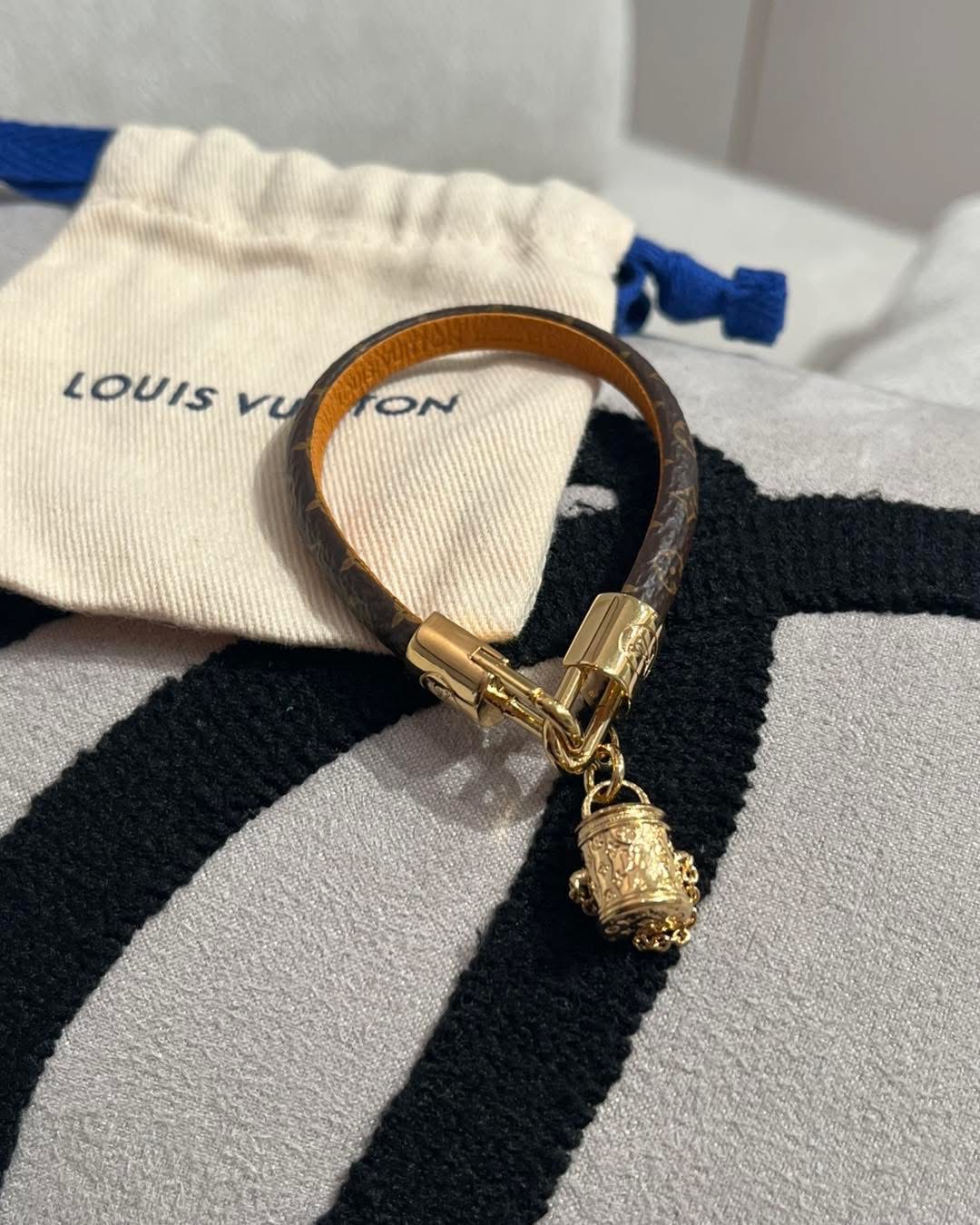 Lv bag charm bracelet size 17cm  100%Authentic ,未使用品 ✅dust bag 
