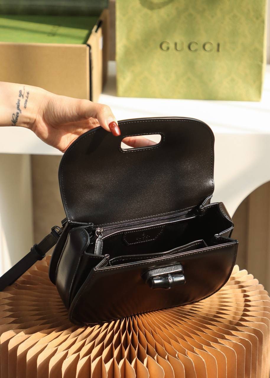 全皮复古竹节系列#675797# 正品皮▪️ ☑️尺寸：21*15*7cm 竹节象征着小古家生生不息的设计传承，也是经典的传承。全皮的材质，让整个包看起来更加有高级感‼️ 包身搭配两条肩带设计，运用多样化的日常搭配中， 给人演绎出不同的搭配风格。 半圆的包型，看起来更加硬朗气质，不仅具有高级气质感 却不失复古的韵味！这一次设计师把复古标志性的竹节带回到大家现代生活中，还掀起了一波好评风潮！