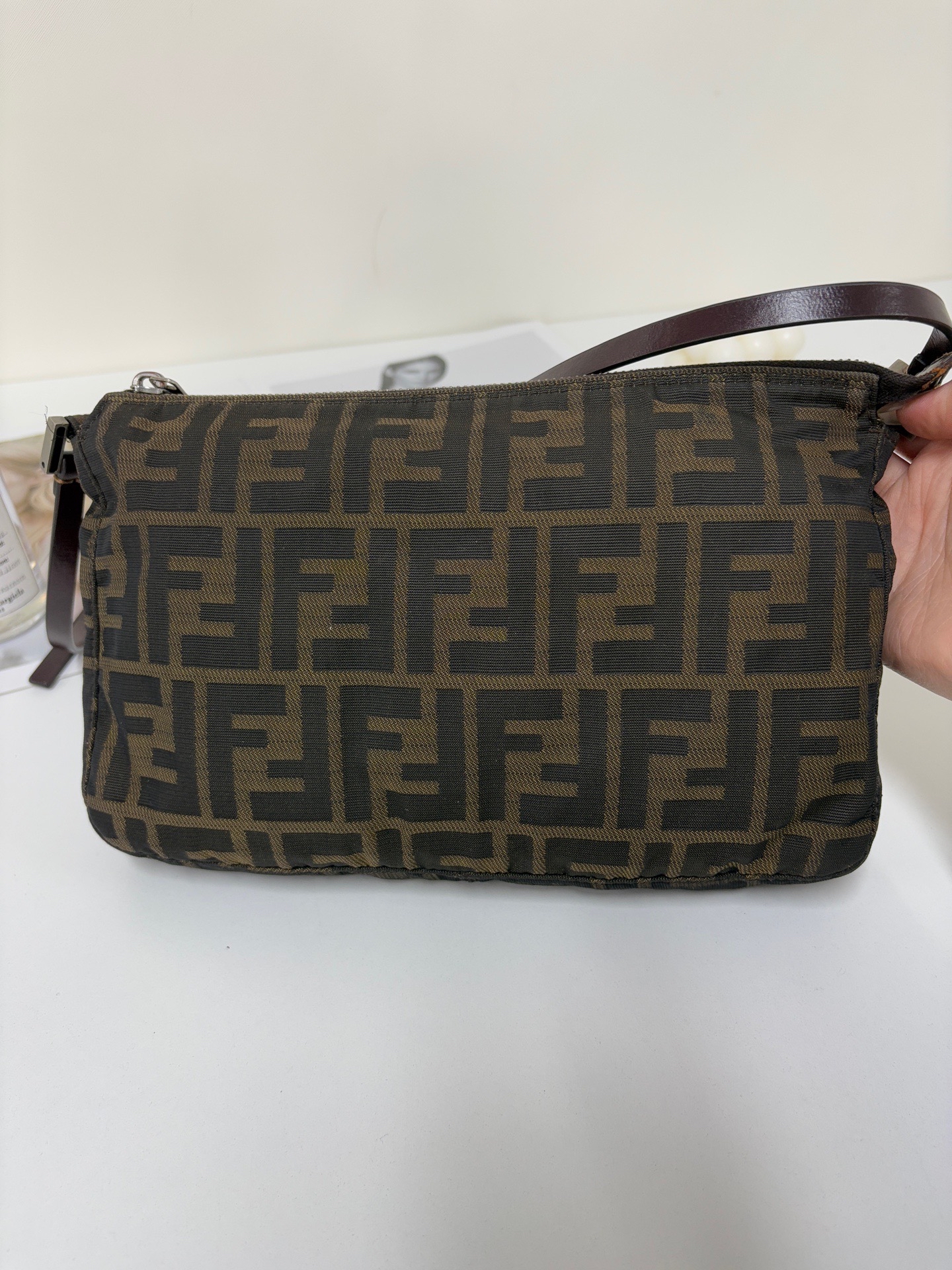 【預訂貨品】Fendi老花法棍腋下包