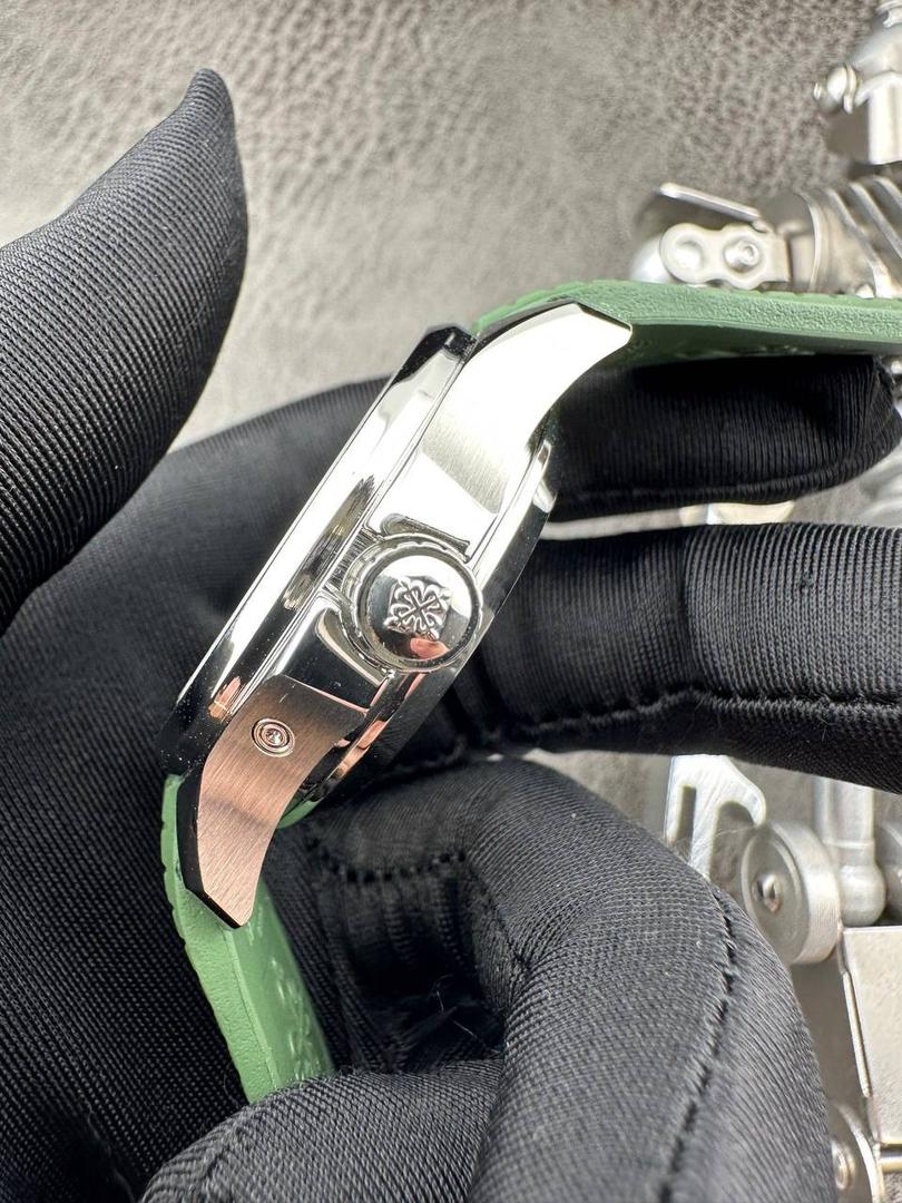 百达翡丽Aquanaut系列😎 【表壳】40.8MM表径，不锈钢材质，圆润的八角壳型恰到好处，表壳左侧的鲨鱼鳍型设计，是可以前后快调中央镂空时针的按钮，这枚指针可以用来指示第二时区时间。 【表盘】黑色浮雕表盘，金属立体字块，覆荧光涂层时标。3、9点钟分别显示”HOME”与”LOCAL”的方形昼夜视窗，蓝白二色各自代表晚上与白天，6点钟位置是指针式的日期盘。 【机芯】成功实现百达翡丽5164A-001内载的324 SC FUS自动上链机芯功能，大三针基础机芯上搭载两地时间模组。 配有休闲气息的Tropical表带，正是为年轻世代所准备的奢华运动表。