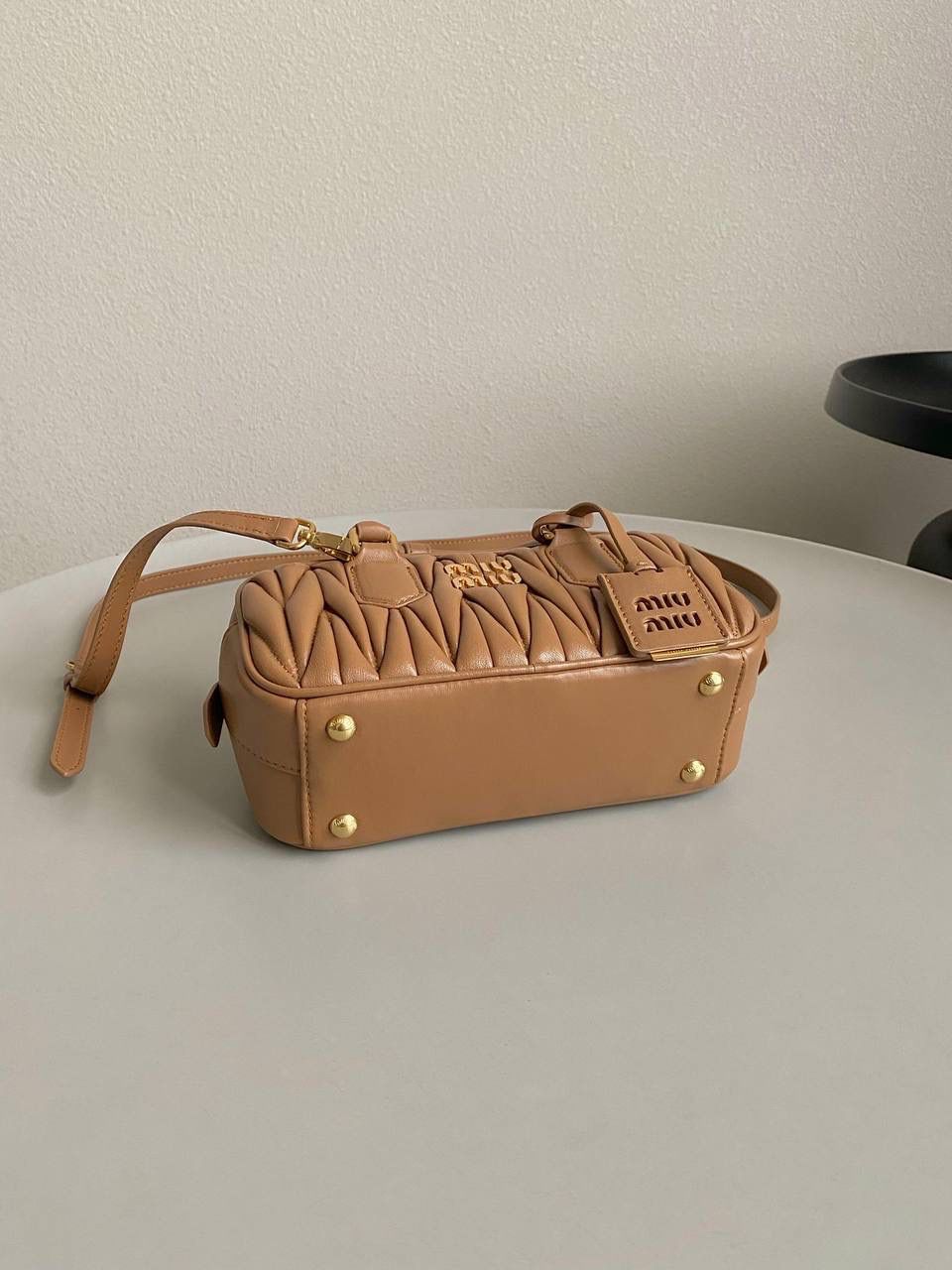 🈶焦糖小号 𝗠𝗶𝘂𝗠𝗶𝘂褶皱保龄球 火爆全网都不用多说，人手一只的程度 我们用的是进口小羊皮！非国产皮料 肉眼可见的细腻，软软糯糯触感非常好！他家经典独特的褶皱工艺，是要有一定厚度 底料太薄了都做不出它的饱满和弹性 更不是市场通货干瘪瘪的褶皱，实在太假 我们新合作的老师傅在这细节上扣的很认真 一缕一折都有zp的神韵，且做到对版！！ 追求高品质的来🔥⚡️ 小号：22×10.5×7.5cm，#F0011m 大号：27x12x9cm