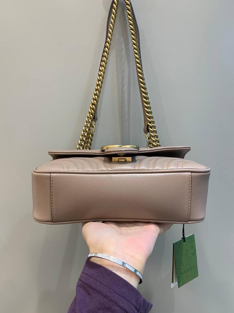 新背景实拍正品级 。经典款金扣奶茶色22cm‼️ 温柔气质的颜色代表，可盐可甜，春夏四季的搭配小能手，颜色饱满度很高，皮料质感也是没得说，原厂皮材质都是很厉害的！图片拍不出他的美，实物更美‼️ 型号446744；尺寸22/13/6cm