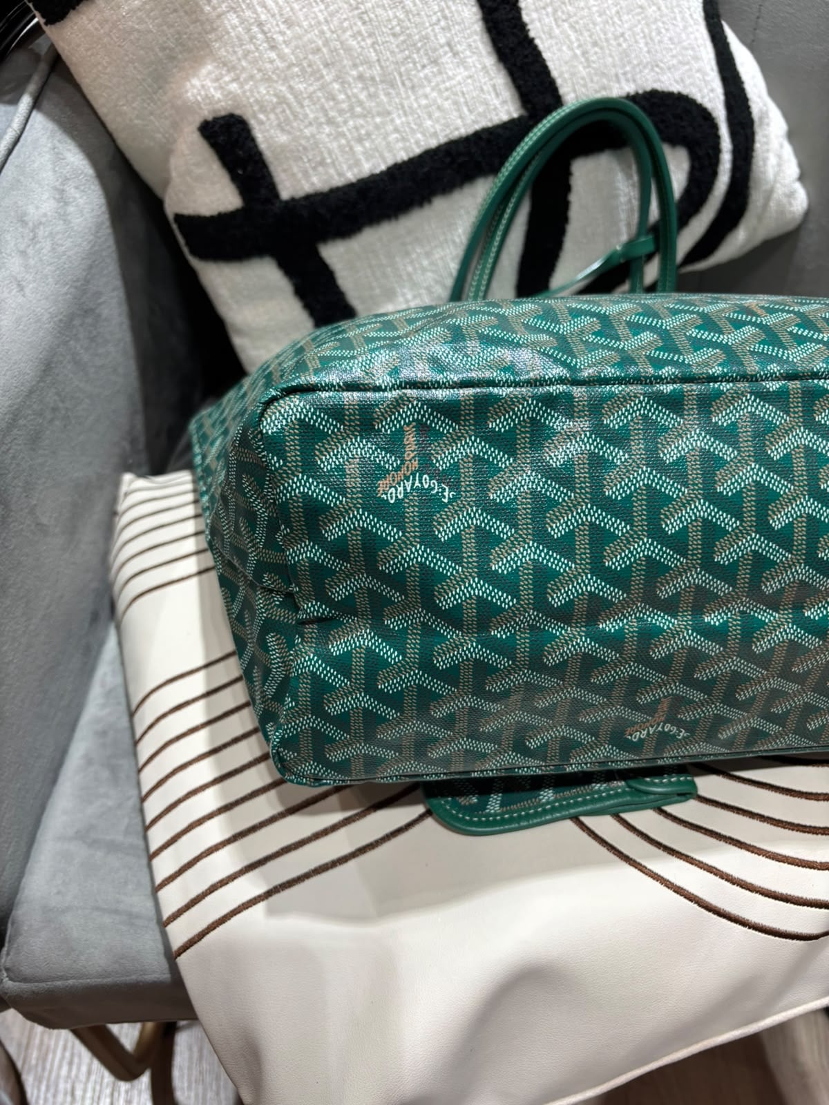 Goyard Saint Louis pm tote bag  100% Authentic, 95%New 