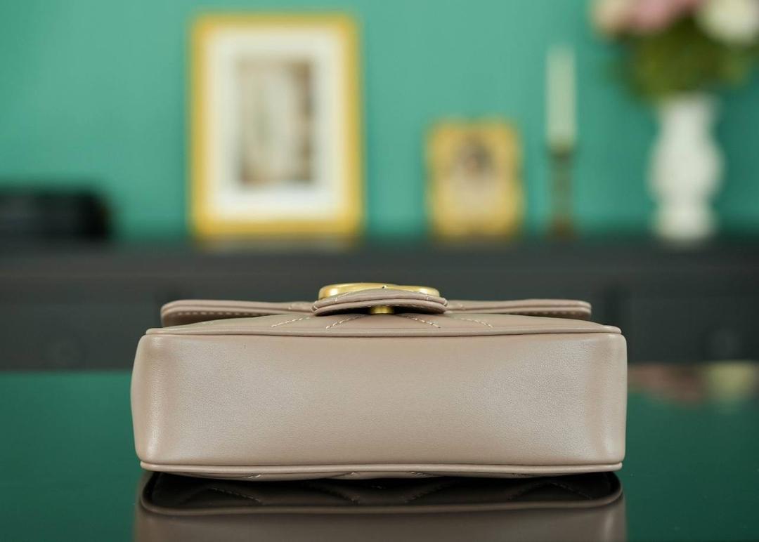 👜Marmont系列肩背包经典款 奶茶色 mini16.5cm💕 （原厂皮 全铜五金） 正品售价,500 GG家的招牌款 原厂牛皮搭配经典的双G扣，复古做旧风格 一只超可爱的小马蒙~喜欢小包入它准没错 官方款号 476433 尺寸小号：21x12x5cm 尺寸迷你：16.5x10x5cm