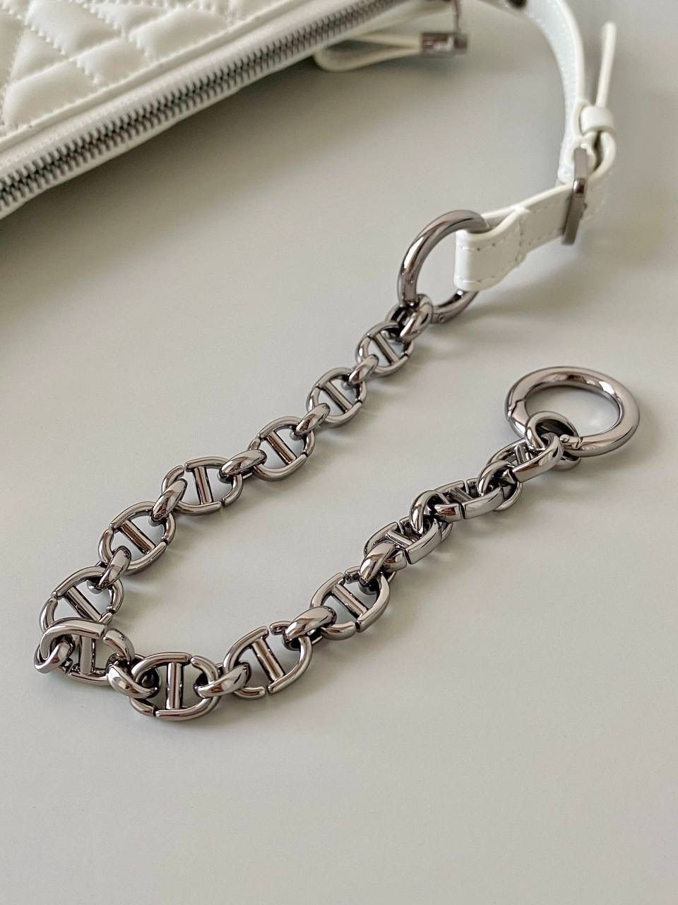 🈶白枪 𝗗𝗶𝗼𝗿 𝗰𝗮𝗿𝗼系列的郁金香手袋 我的新包有魔法！超级好玩的 还是超大藤格纹小牛皮，柔软质感 最惊喜的是在肩带链条上的灵活性 抽提搭扣法瞬变郁金香花苞形状 可可爱爱！手拎手提，随意切换腋下背 法式时髦感很强啊，一只上身超绝的小包 25×16×2.5cm，#7101m