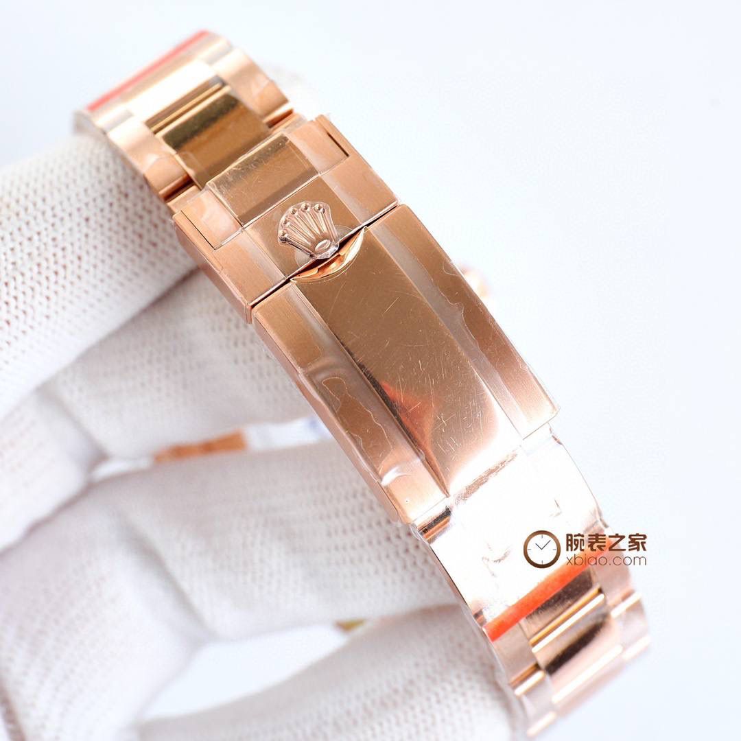 ROLEX 劳力士 格林尼治 II｜超级复刻 EA1 🎮 机芯可选：2836 / 3186 / 3285 一体机 🔥 核心配置一眼看懂： 1) 3186 / 3285 一体机芯：蓝游丝，快调时针＋瞬跳日历，GMT 双时区结构与原版一致，指针层级正确 2) 指针升级白金电镀 ✨ 特殊针尖工艺，瑞士进口蓝绿夜光，亮度与颜色高度还原 3) 表盘原装开模：立体印刷＋白金电镀，中心轴与日历下沉，字体、刻度、12 点火山口打磨全面对标原版 4) 陶瓷圈口灵魂位 🔥 一体成型高精密陶瓷，深蓝黑 / 红蓝 / 黑圈均为白金填充，色差控制极低，成色最接近原装 5) 新版“勾4”日历：字体清晰立体，放大十倍无锯齿 6) 904L 精钢表壳表带：反复手工打磨，耐腐蚀、防刮耐磨，质感低调但高级