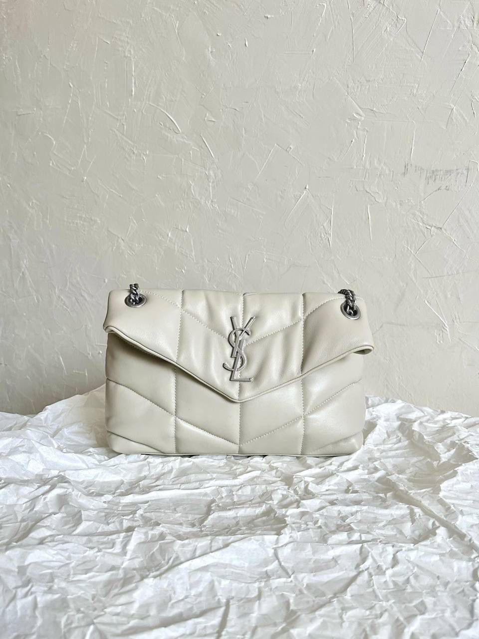 ys1 loulou puffer绗缝羊皮包：小号白银💭 每家每户都有出个软绵绵的云朵包 它能从中脱颖而出有它的道理 特别洋气千金风，上身是真好看！ 小羊皮手感也软乎乎的很舒服 自重轻容量大～ 通勤日常都no problem☺️ 29×17×11cm577476m