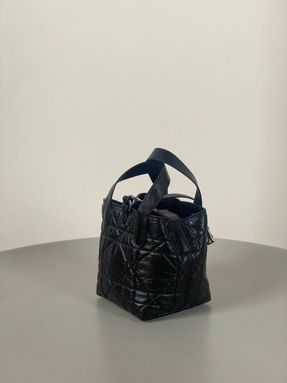 🈶油蜡黑，迷你 𝗗𝗜𝗢𝗥 𝗧𝗼𝘂𝗷𝗼𝘂𝗿𝘀新版竖款 火爆全网toujours缩小版来啦！ 看到真的心动得不行～ 实物就是常规迷你水桶大小， 真的可爱死 别说，包虽小但容量还挺大的 日常用品都能轻松装上 肩带长度也刚刚好，不挑身高 反正就是太乖啦！夏日必备 😍 13×15×12cm #M1272m