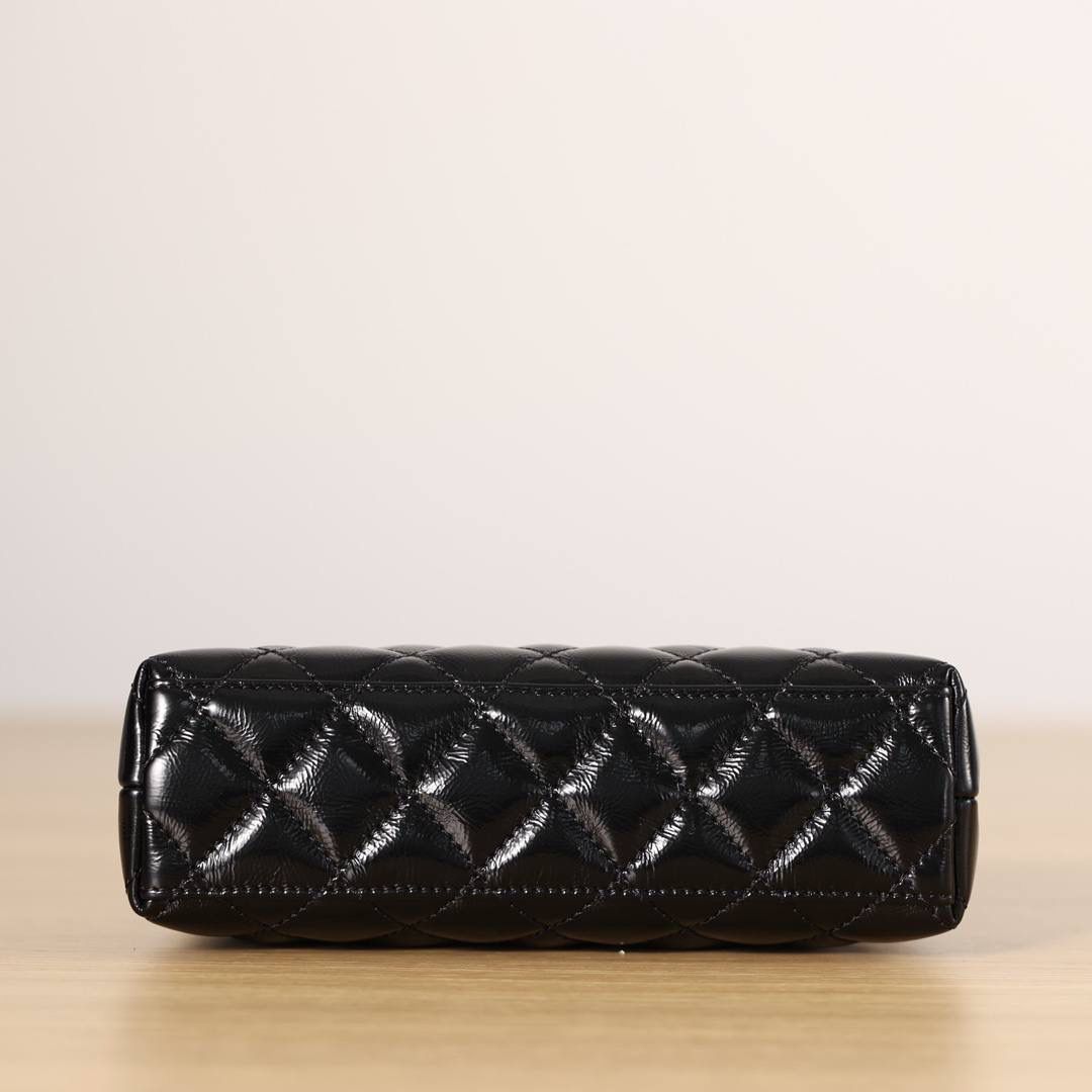 Chanel香奈儿 23k kelly💞👜 独家渠道货 独家纯原油腊金扣皮组装尾单货 尺寸：19cm x 13 cm x 7cm 金标链条带手柄 亮面小牛皮 斜跨单肩手提包 迷你女款黑色bag 原版开发 无原版不开发 每个细节都是对原对版