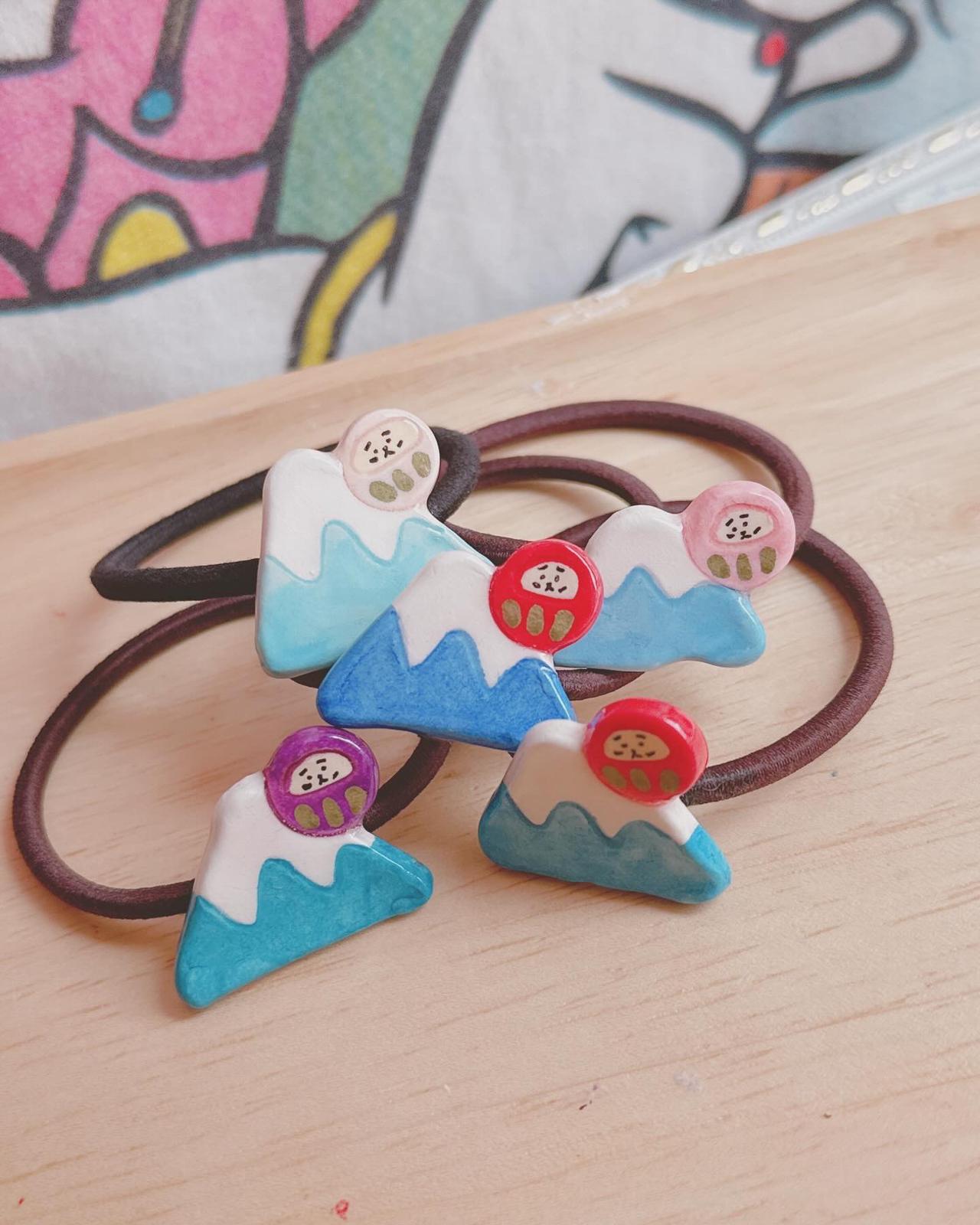 ᴿᵒˢᵉ ᵗⁱᵐᵉ ʰᵃⁿᵈᵐᵃᵈᵉ7️⃣週3月10-12日 日半價飾物 ｜ 手繪側達摩富士山髮圈