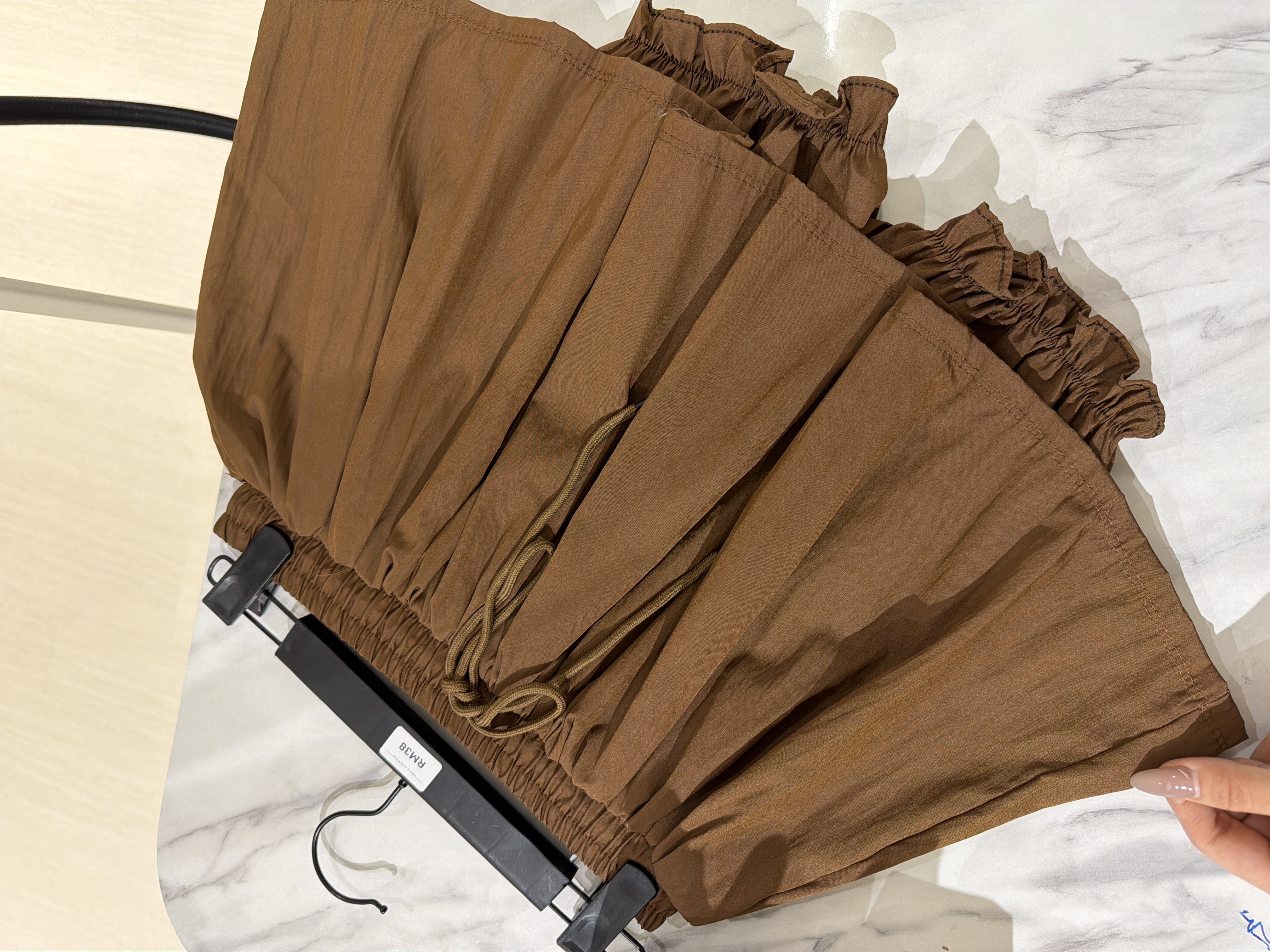 棕色荷葉邊短褲