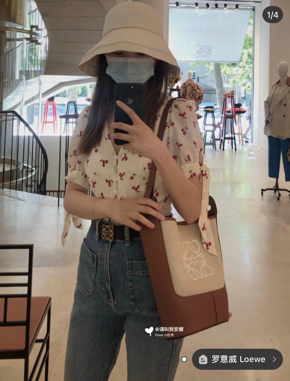 *𝘏𝘰𝘣𝘰 水桶通勤包 尺寸:32-26-13cm 编码:062108 【该尺寸没包装】 颜色:棕配米白（布配皮） Anagram标志性logo点缀，包身底部定型，自重超级轻，实用的桶形设计，巨能装哦！ 肩带可调节可斜挎and 侧背，追求潮流韩范儿的，甜酷风的迷弟迷妹们，走起，走起…😍😍