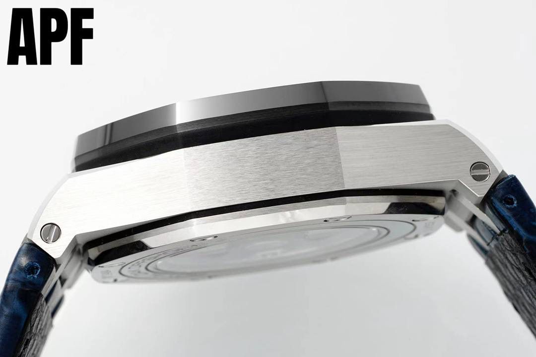 全新升级“夏日爆款”爱彼皇家橡树离岸型26470系列42Mm腕表 秒杀市面上所有版本“封顶之作 杜绝一眼假”在原有的基础上 潜心研发 突破壁垒 “打破原装封锁技术，同步原装独家计时码表款可松动头粒”使上手最大程度贴合手腕，大大提高了佩戴的舒适 同时也杜绝一眼假的尴尬处境。APF厂真正做到从每一个喜欢手⌚️的表友角度考虑 1. 表壳与圈口的选料，使用进口的氧化锆，无需任何颜料，以超高的压力与超高的温度锻造，形成超高密度的彩色陶瓷 2.采用最新CNC级别的打磨技术，将整个表壳的个个角度完美处理，3.每颗六角螺丝都与表框处于同一平面上，不接受一丝一毫的凸显与凹陷，真正诠释了何为顶级复刻艺术 4.表盘以爱彼经典的大格纹为背景，层次分明的方格排列，经过完美打磨，将匠人的工艺体现的淋漓尽致 5.镜面采用双面蓝宝石镜片，天然橡胶皮带，6.机芯采用原装3126的计时机芯，十二位的小秒，6点钟位和九点位的12小时计时与30分钟计时，完美的还原了原版的所有功能，每块手表APF厂都经过人工QC确保机芯的稳定性，真正做到无可挑剔欢迎各位 表友鉴赏🔥‼️