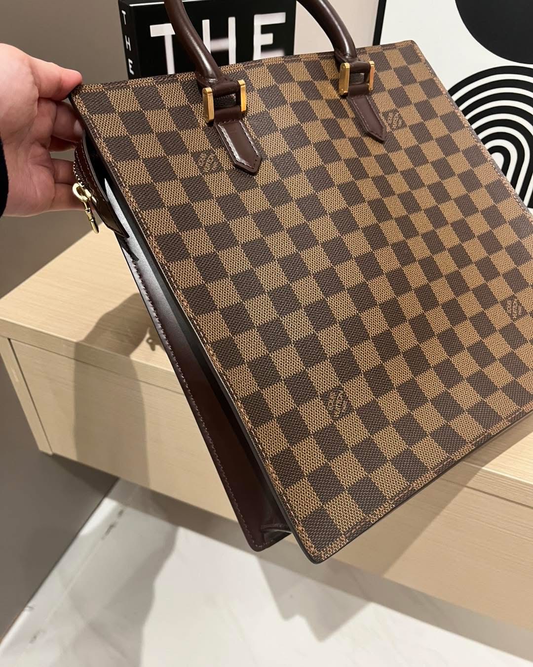 Lv sac plat 琴譜包 100%Authentic ,98%new✅dust bag