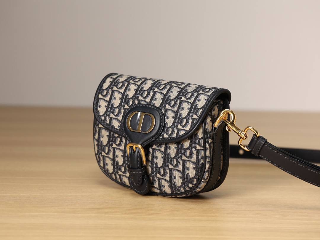 小号 DIOR BOBBY 手袋 蓝色 Oblique 印花🎀 翻盖开合设计 磁性扣环搭配装饰性“CD”扣 背面“30 MONTAIGNE”压花标志 后侧口袋 内部平盖口袋 可调节、可拆卸的滑扣皮革肩带🤟🏻 “Christian Dior”军装风格搭扣 内含防尘袋 尺寸：18 x 14 x 5 厘米