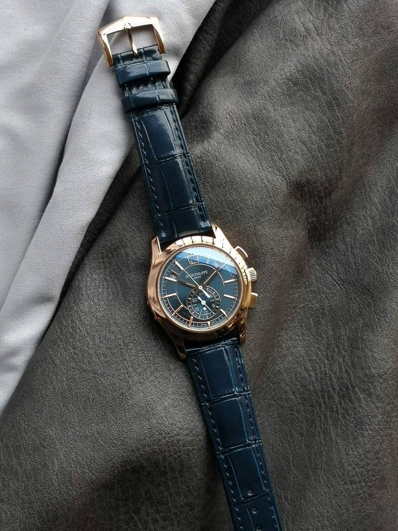 2024墙裂推荐 重金打造经典时计】——百达.翡丽复杂功能系列5905R-010重磅登场，迄今推出的首款Nautilus复杂腕表，以超复杂的工艺技术打造休闲运动腕表。 1⃣️小身板大能量：尽揽以下功能∶12点位日历功能 10点位星期功能 2点位星期功能 6点位24小时。所有功能都可正常使用。 2⃣️机芯采用复刻版Cal.240自动上链机芯，在实现外观的逼真前提下，功能一并完美诠释。 3⃣️改装大师独立制表人，倾情参与定制改装表盘颜色，给予独一无二的腕表增添有趣的灵魂！ 匠心力作 欢迎各位表友品鉴！