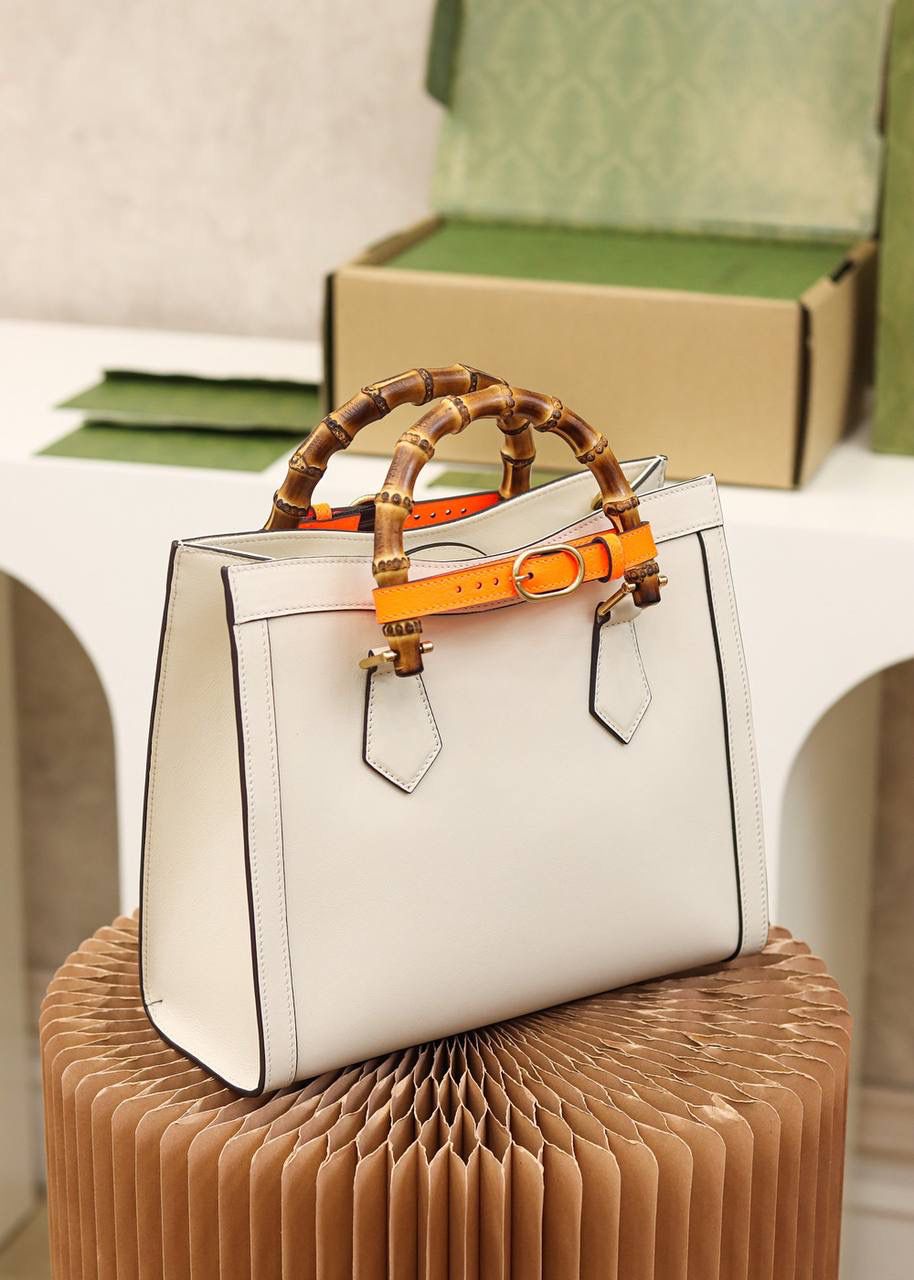 𝐆𝐮𝐜𝐜𝐢 𝐃𝐢𝐚𝐧𝐚 小号#660195#正品皮 ▪️尺寸：27*24*11cm 𝐃𝐢𝐚𝐧𝐚竹节系列以经典致敬100周年， 黛安娜王妃最爱的经典竹节再次回归， 托特造型融合复古元素的竹节， 实物真的太惊艳了， 小号尺寸更适合通勤风， 手提或者斜挎， 悠游于日常与工作上班之间， 时髦感别具一格， 经典百搭，个性又不失优雅感， 搭配彩色的扣带， 简直增添了少女气息！🌈🎀