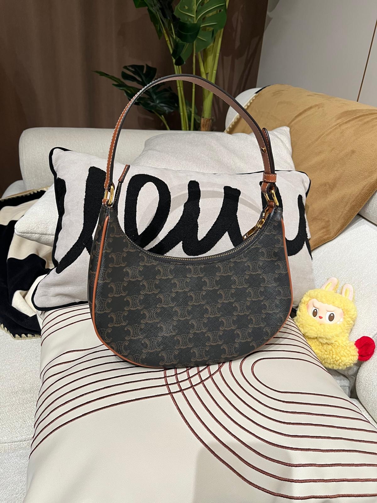 Celine Ava medium hobo 100%Authentic, 95%new