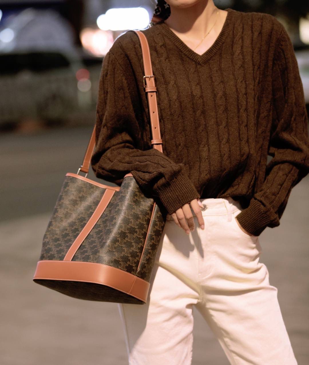 🔥大货实拍图 𝗖𝗘𝗟𝗜𝗡𝗘♥𝗧𝗥𝗜𝗢𝗠𝗣𝗛𝗘 𝗖𝗔𝗡𝗩𝗔𝗦中号水桶 型号：191132 尺寸：33*27*17cm