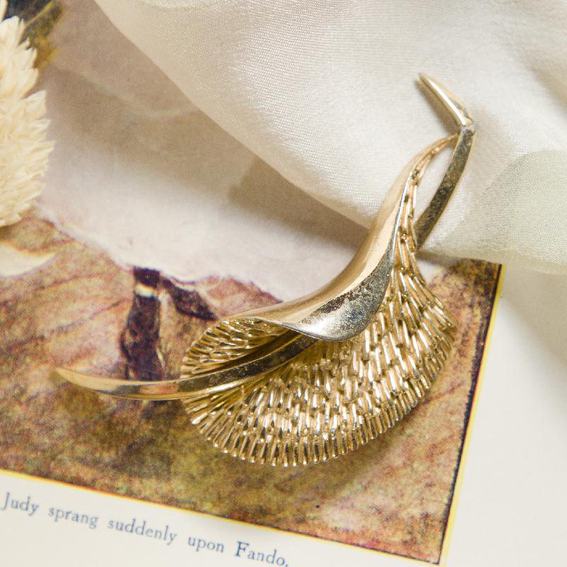 1950s Crown Trifari Textured Gold Tone Callalily Flower Brooch (CA125)