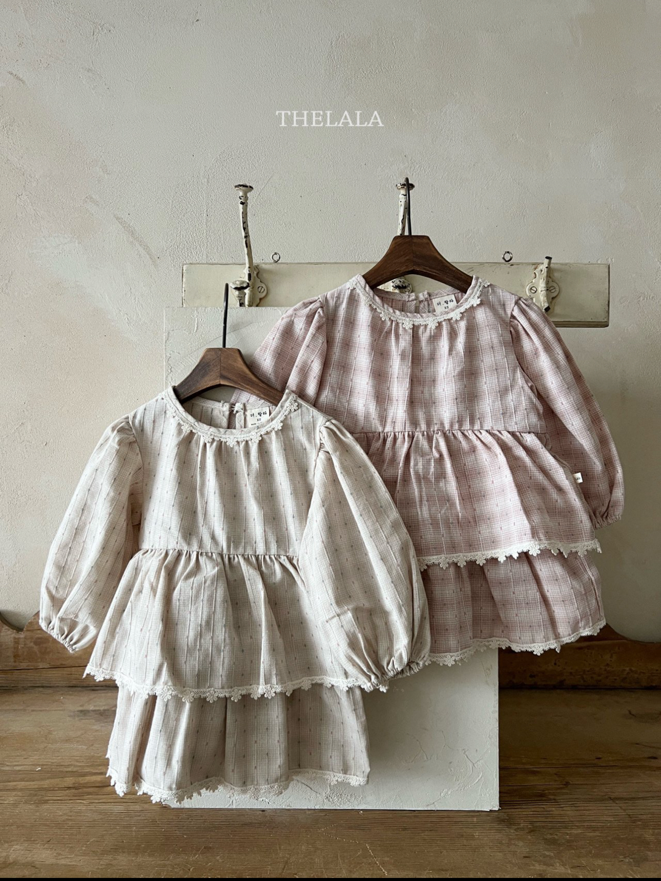 🌸預訂 韓國直送🌸🇰🇷THELALA兩色蕾絲花邊層疊荷葉邊格紋長袖連身裙