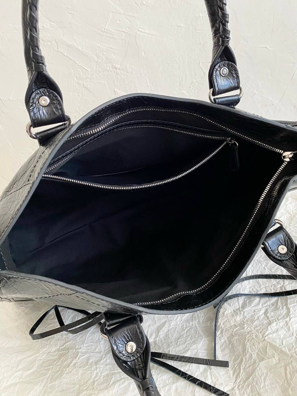 爆款🔥再次回货❗️ ba1enciaga lie city机车包中号 黑银🖤 24款比中古款有几处变化 肩带变得更干净利落，不累赘 底部的铆钉也去了，也是可以给包身减重 拉牌也全都换成了流苏～显得更流浪不羁了 机车包最有灵魂的就是它的皮料 皮纹够丰富，皮质够柔韧 一定要用原厂皮才能做出最高的还原度 认准我们家，只做原厂皮⚠️ 38.5×24×13.5cm797786m