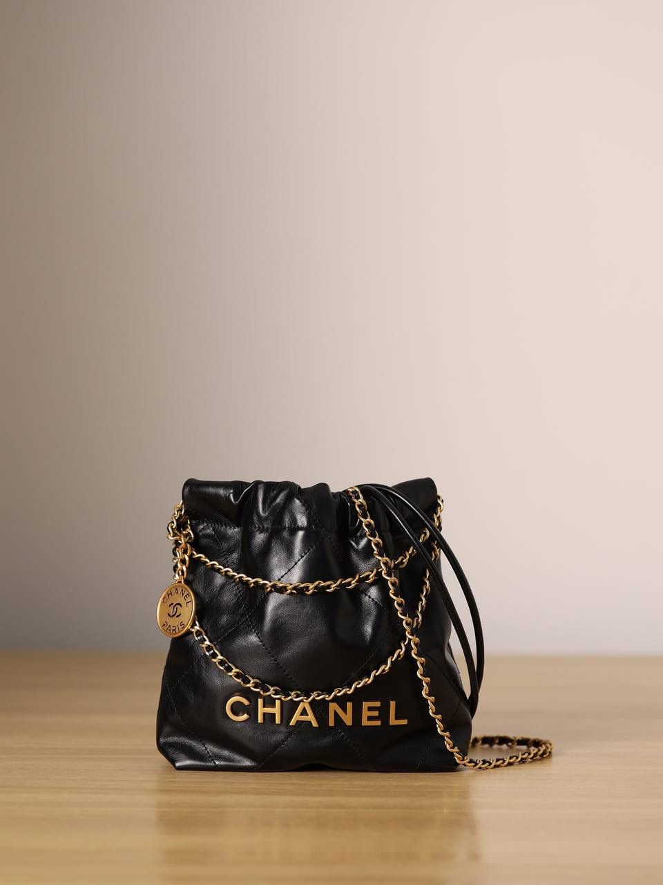 chanel 22迷你手袋💞👜 独家渠道货 高清实拍图首发 材质：亮面小牛皮与金色金属黑 牛皮是原厂皮 、原厂进口头层小牛皮、真皮、毛孔清晰可见的小牛皮 五金材质是做旧的古铜金属 尺寸：20cm x 19cm x 9cm