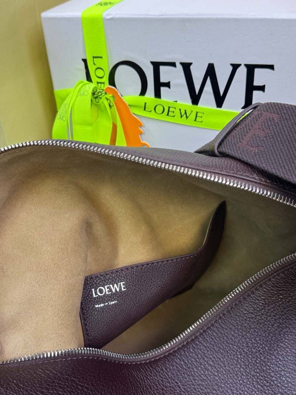 *𝐂𝐮𝐛𝐢 🍓2025最新款 大号斜挎包😎 尺寸:𝟒𝟒-𝟏𝟖-𝟑𝟎cm 编码:062353朱砂红 宽敞且柔软的cubi手袋，粒面牛皮柔软细腻，可任意折叠体形，配有Anagram刺绣提花肩带。 肩带可调节，可斜挎或侧背，拉链封口，绒面内里，内里可置放13/14寸笔记本电脑~