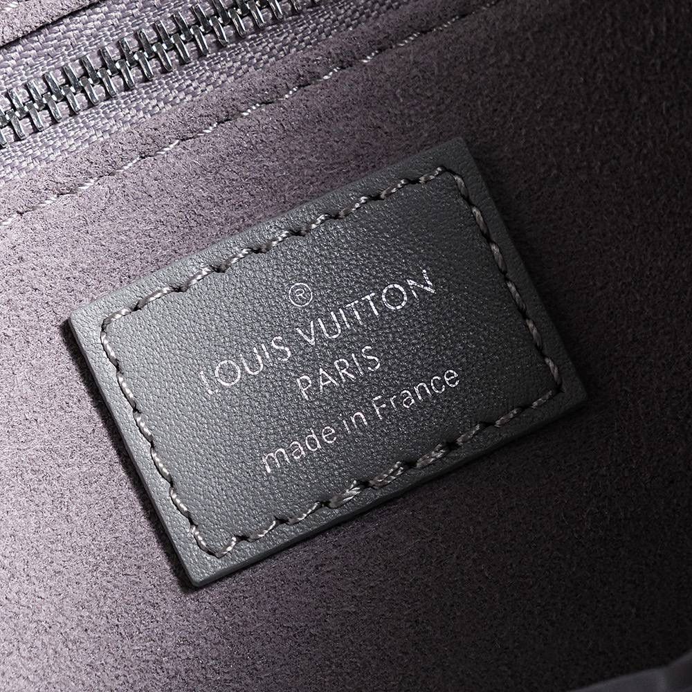 𝐂𝐀𝐑𝐑𝐘𝐀𝐋𝐋 𝐂𝐀𝐑𝐆𝐎芯片跳动码小号👜✨ 爆款𝐶𝑎𝑟𝑟𝑦𝑎𝑙𝑙 𝐶𝑎𝑟𝑔𝑜鲨鱼灰，强烈推荐闭眼入！ 羊皮面料搭配着老花肩带点缀，简直又是新宠大爆款， 慵懒随性感轻松拿捏🤏🏻 上市后一直处于一个断货王的存在！ 五金材质：厚镀纯钢五金 皮料材质：法国进口小羊皮【芯片版】 尺寸详情：𝟑𝟑.𝟓*𝟐𝟑*𝟏𝟓cm