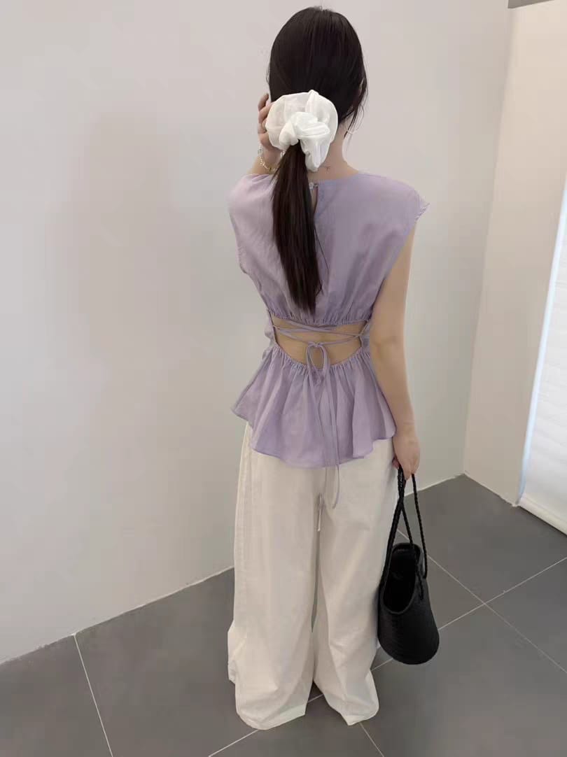 Minimal Front, Statement Back – Sleeveless Drawstring Open-Back Top ‖ 正面极简 背后亮眼 — 抽绳系带露背无袖上衣 KR01465