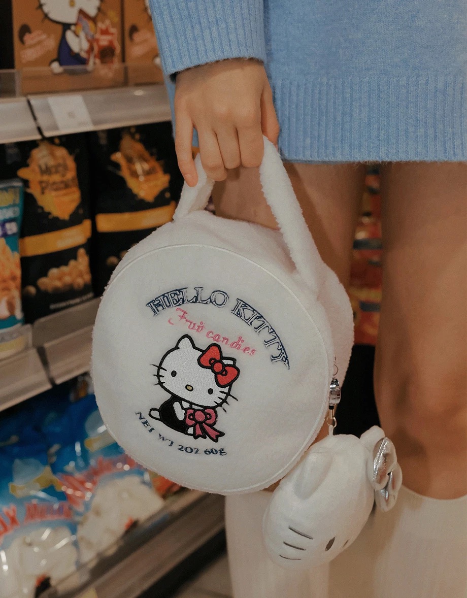 📦訂購 台灣限定 三麗鷗 Sanrio Hello Kitty聯名 刺繡圖案羊羔毛手提圓型化妝包