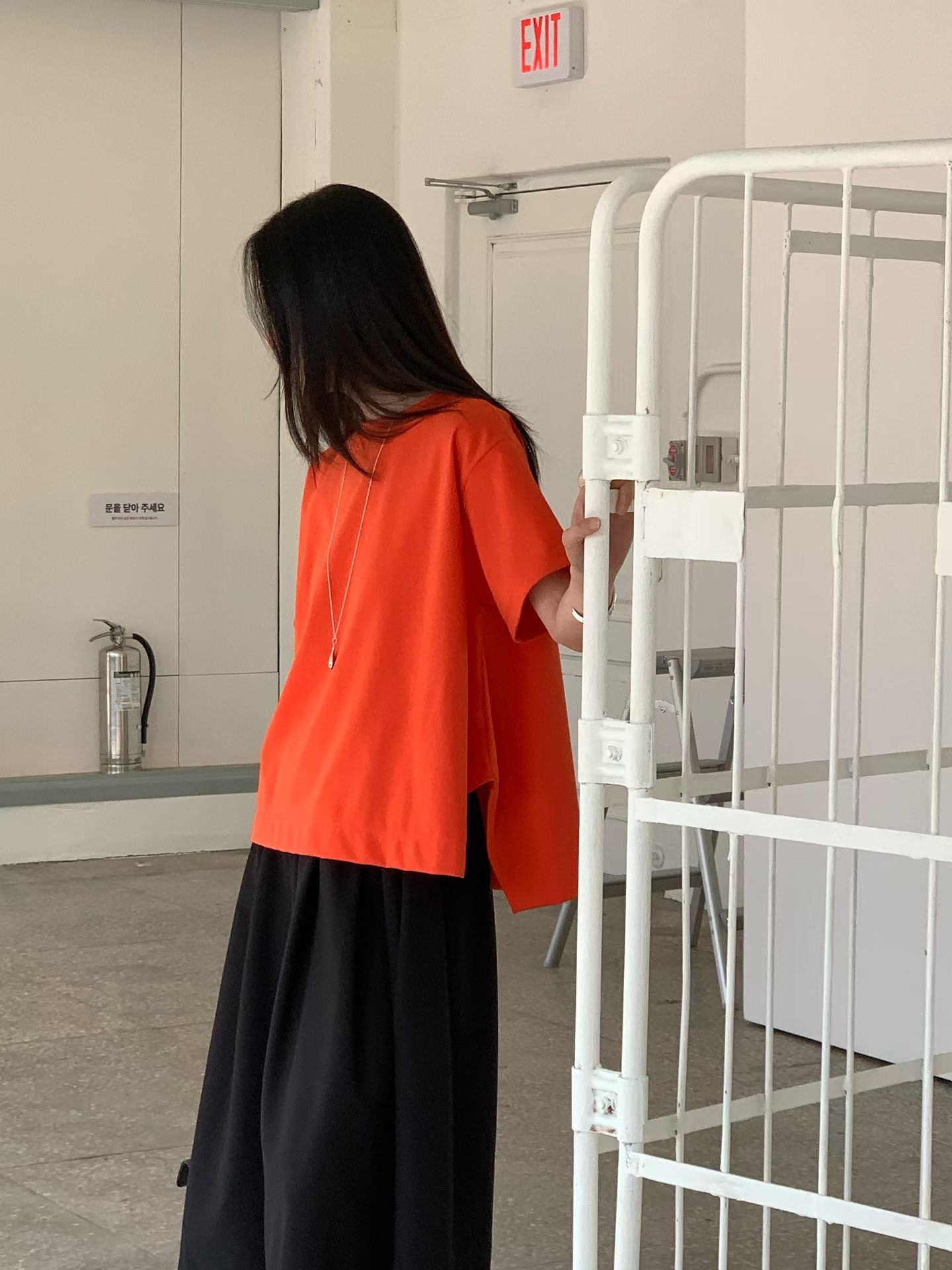 簡約時尚寬鬆短袖線條感上衣