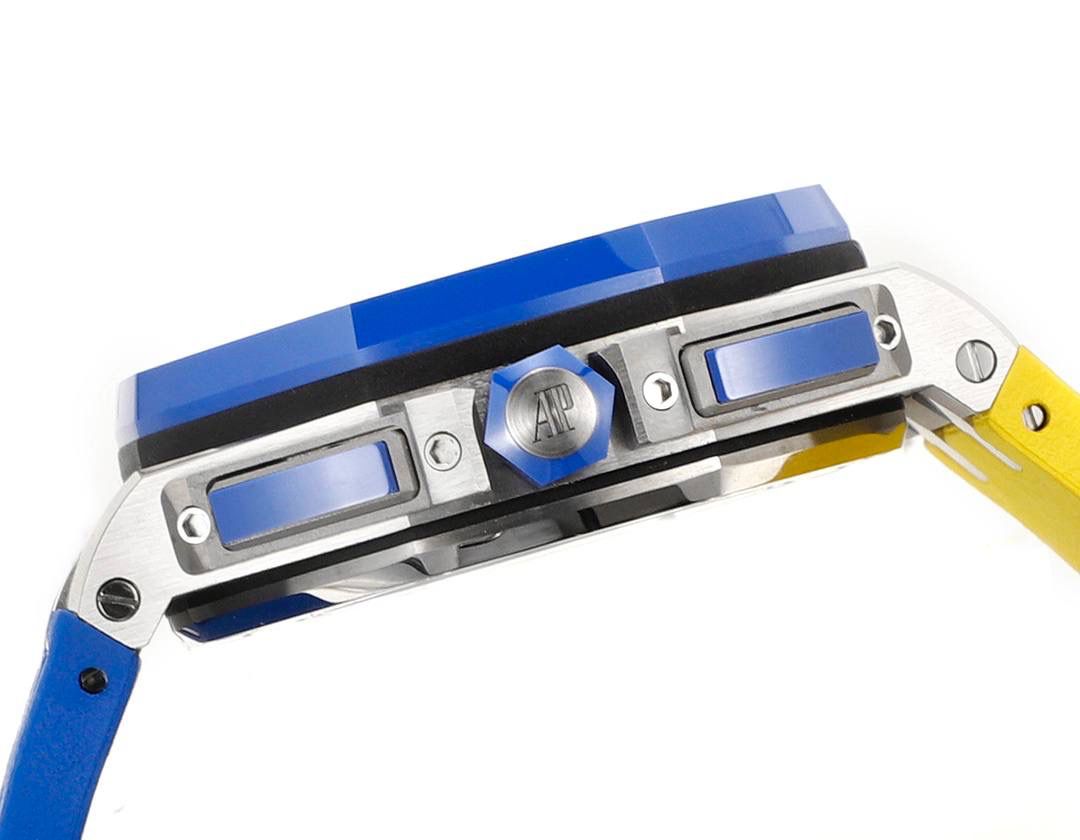 爱彼皇家橡树离岸型横空出世🔥💯引用全新的彩色陶瓷锻造技术，表壳与圈口的选料，不惜重本使用日本进口的氧化锆，无需任何颜料，以超高的压力与超高的温度锻造，形成超高密度的彩色陶瓷，再经过百里挑一，确保每一个成品都与原版毫无色差！CNC级别的打磨，将整一个表壳的边边角角完美处理，即使陶瓷，也做到毫不割手。圈口的拉丝，经过顶级的打磨技术，做到每一丝每一线都毫无断续，每一颗六角螺丝都与表框处在同一平面，拒绝一丝一毫的凸显与凹陷，诠释了何为顶级的复刻工艺！