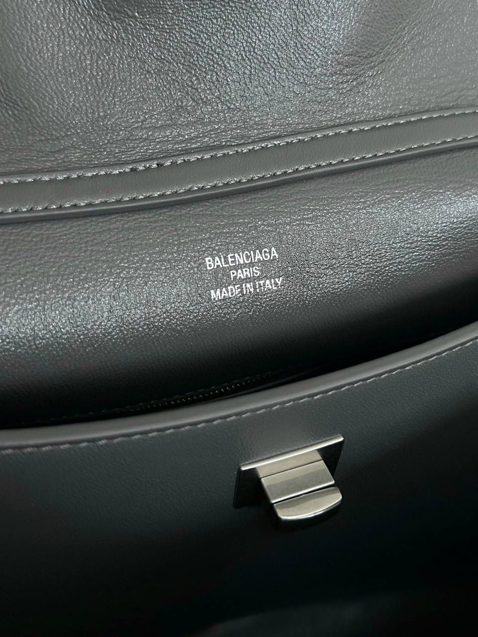 ba1enciaga rodeo灰银中号🦽 准准的大爆款，大家都知道吧 哎呀，每次遇到这种超好看的大爆款 就很想在买版的那一刻 就立马能开发出来给你们背！ 去专柜试背了一下三个尺寸 160的个子觉得小号中号都可以 小号更优雅气质，手提斜挎都好看 中号就更松弛慵懒，腋下背好看！ 中号是可以放a4书本和13寸的笔记本的 163以上，喜欢大包的姐妹果断敢敢的冲大号！ 那个帅气不羁啊，救命 而且男生女生都能背，不挑性别 大号：39.8×29.9×12.9cm789744m 中号：35×23.3×10.9cm789772m 小号：28.9×20×9.9cm789779m mini：23×17×9cm795456m