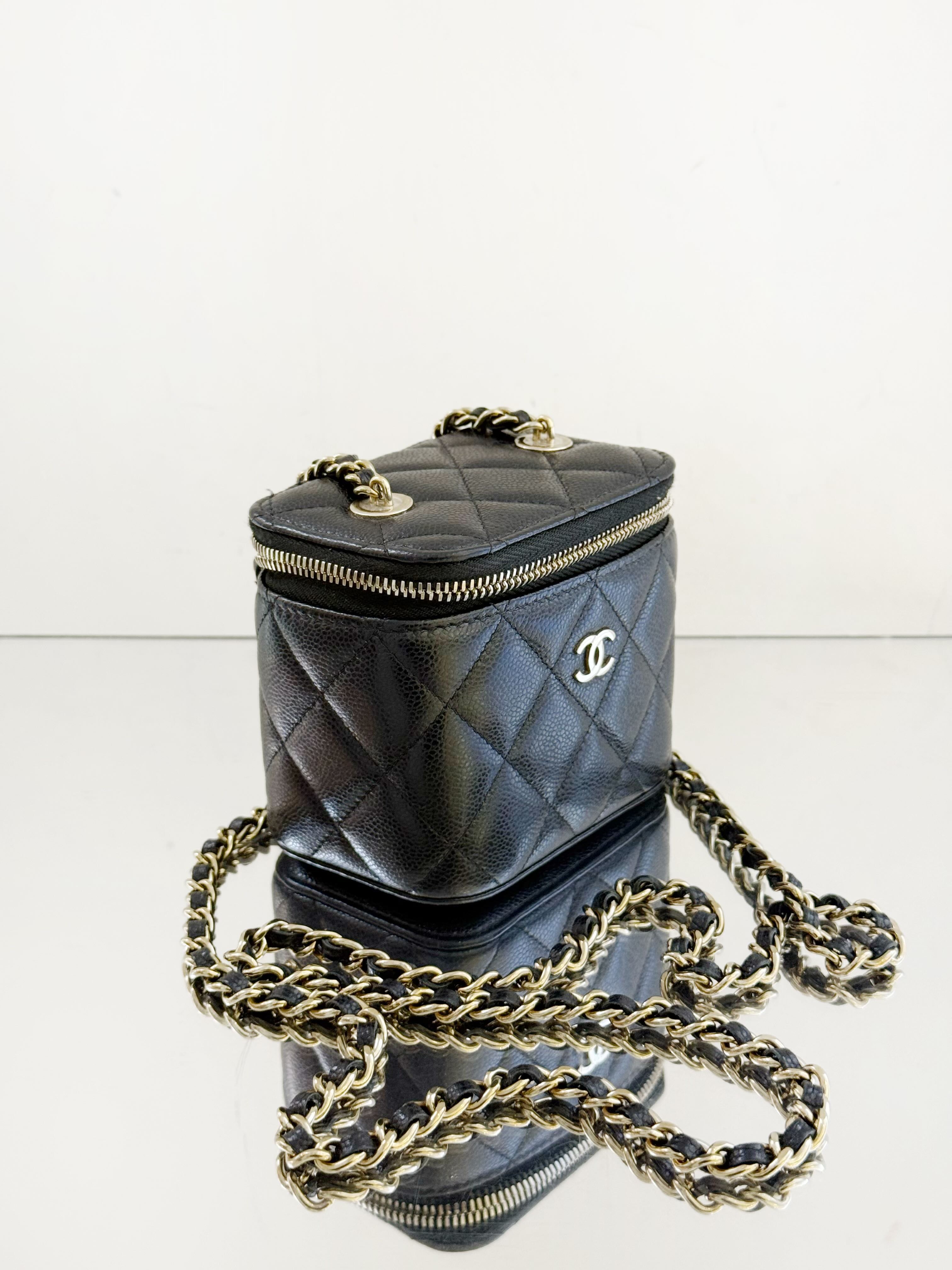 【預訂貨品】Chanel 23S Mini 黑金荔枝牛皮化妝包💳芯片款 