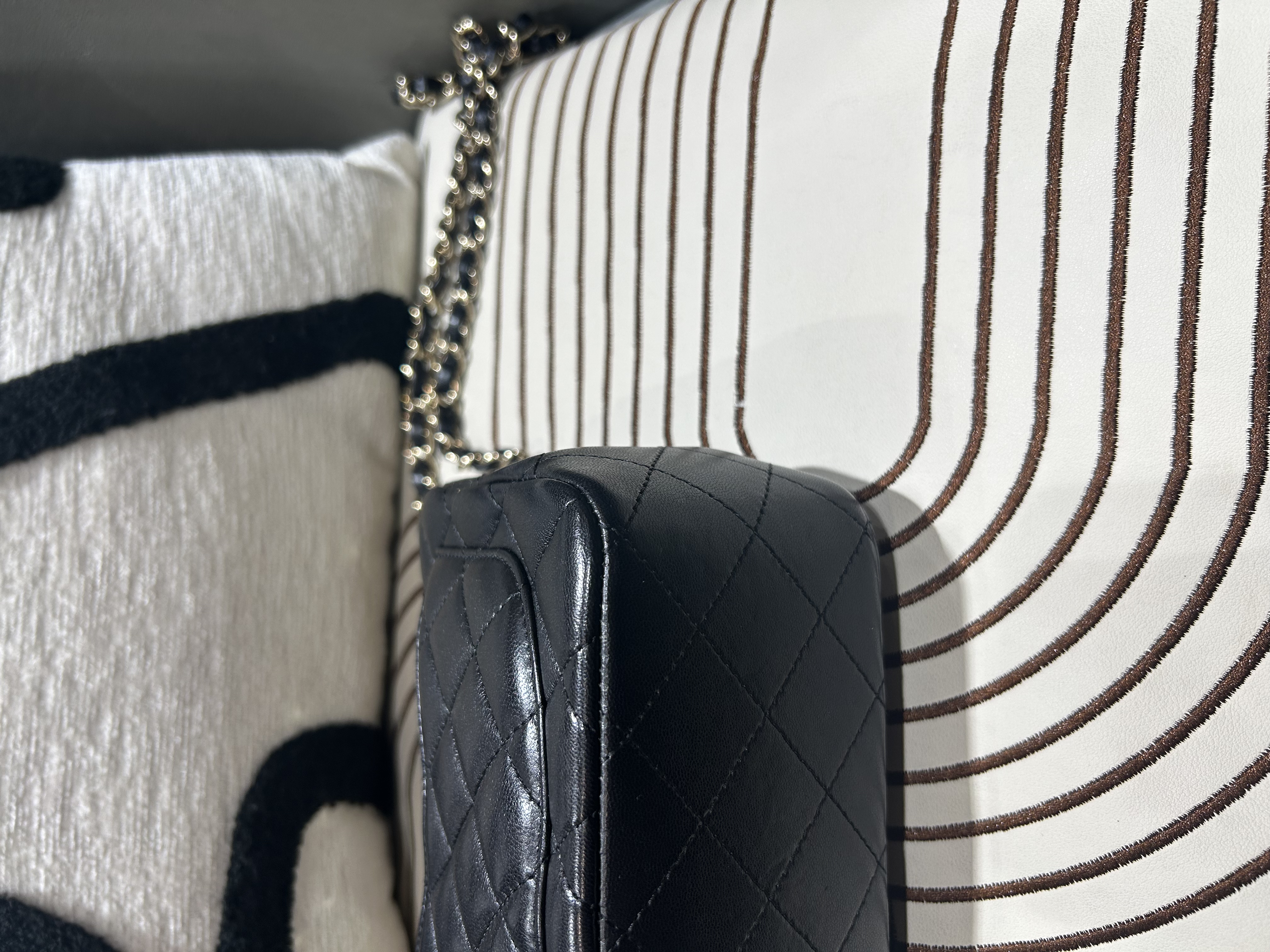 Chanel Mini Classic Flap 方胖子 17cm A35200黑色羊皮金鏈 100%Authenic, 95%New ✅24Card✅Dust bag✅Box
