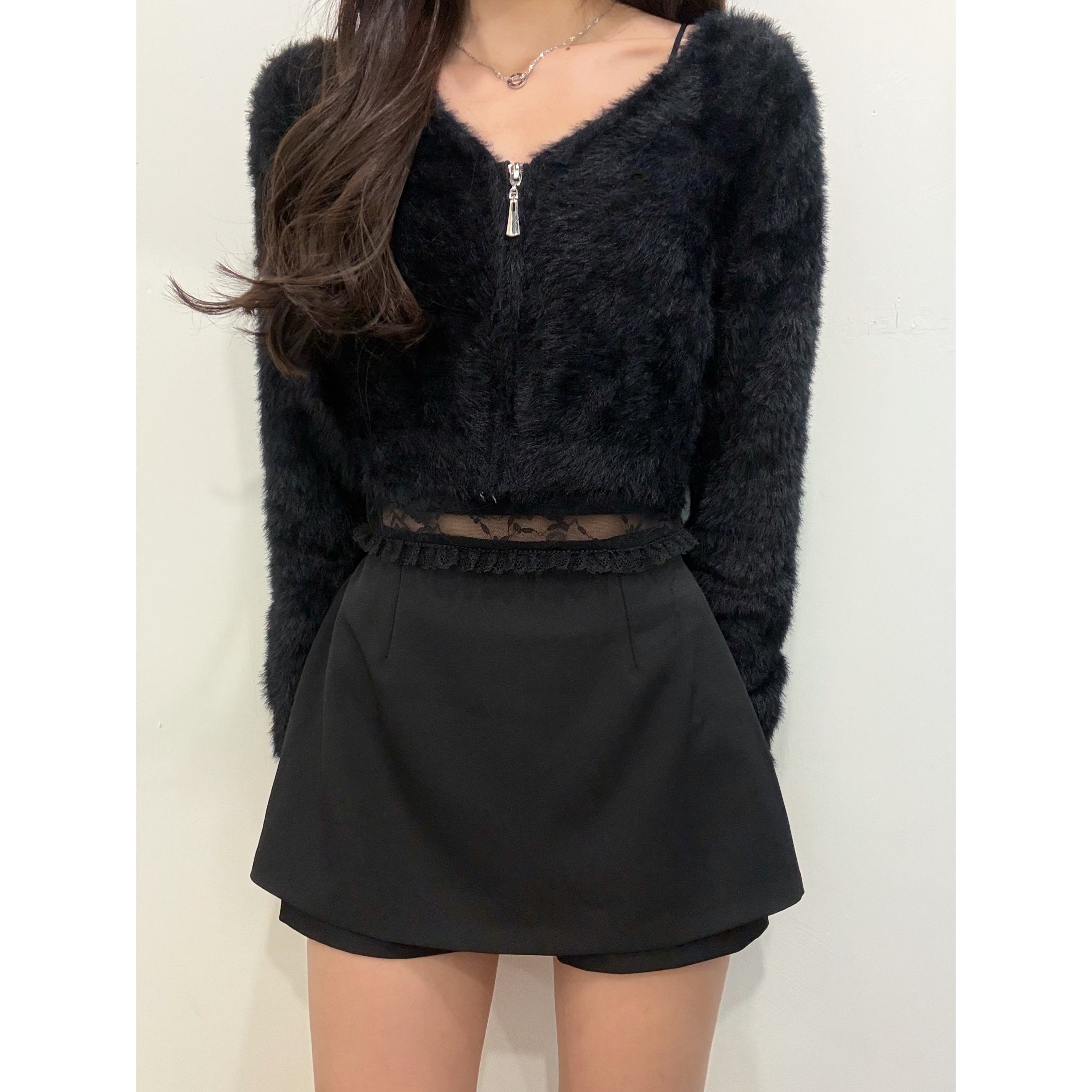 新品價及新年前收貨2月3號8PM截單💛《V ZIPPER MOMO CROP》 2602B