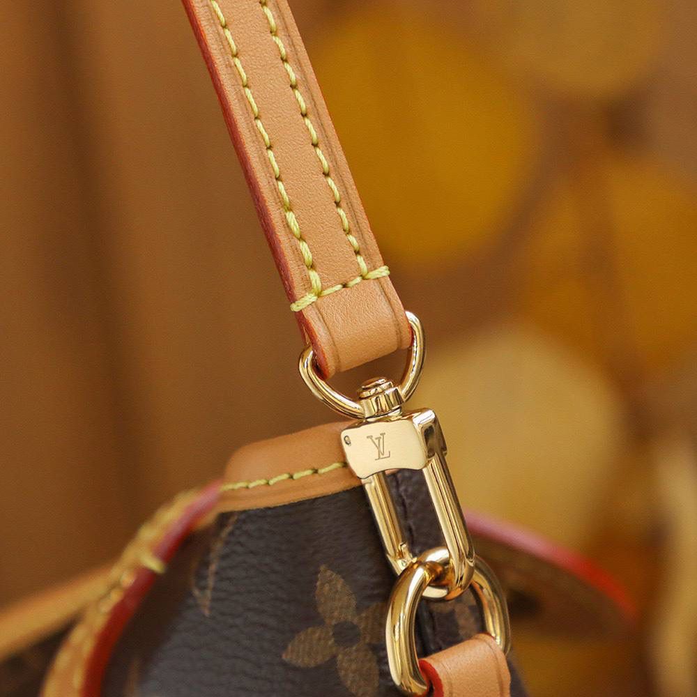 LV Fold Me 手拿包 👜✨ 特级原厂 · 老花 📏 尺寸：14.5 × 18 × 6.5 cm Fold Me 是小巧可爱的款～ 包型是长方形加椭圆设计，大家都叫它 Mini 薯条包 🍟 折叠式磁扣设计，开合很方便～ 可以当手拿包，也可以肩背 / 斜挎，复古又好看 💕 包包小小一个，但颜值真的很高 😍