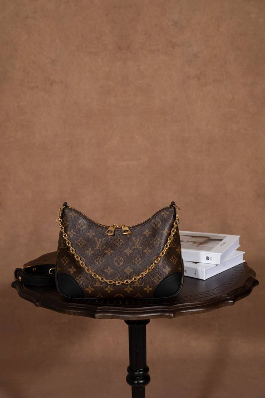 LV BOULONGNE 🥐 爆款之王 🥹 这款真的超火，一看就知道为什么会爆🔥 包型是牛角包，小巧可爱但超级能装，日常出门完全够用。 复古＋时尚的设计，颜值真的很高，怎么背都好看👍👍 肩带可拆又可调，想斜挎、单肩都 OK～ 加上链条马上变腋下包，气质直接拉满✨ Size：29 × 16 × 9.5 cm 好看又实用，真的是必入款 💖