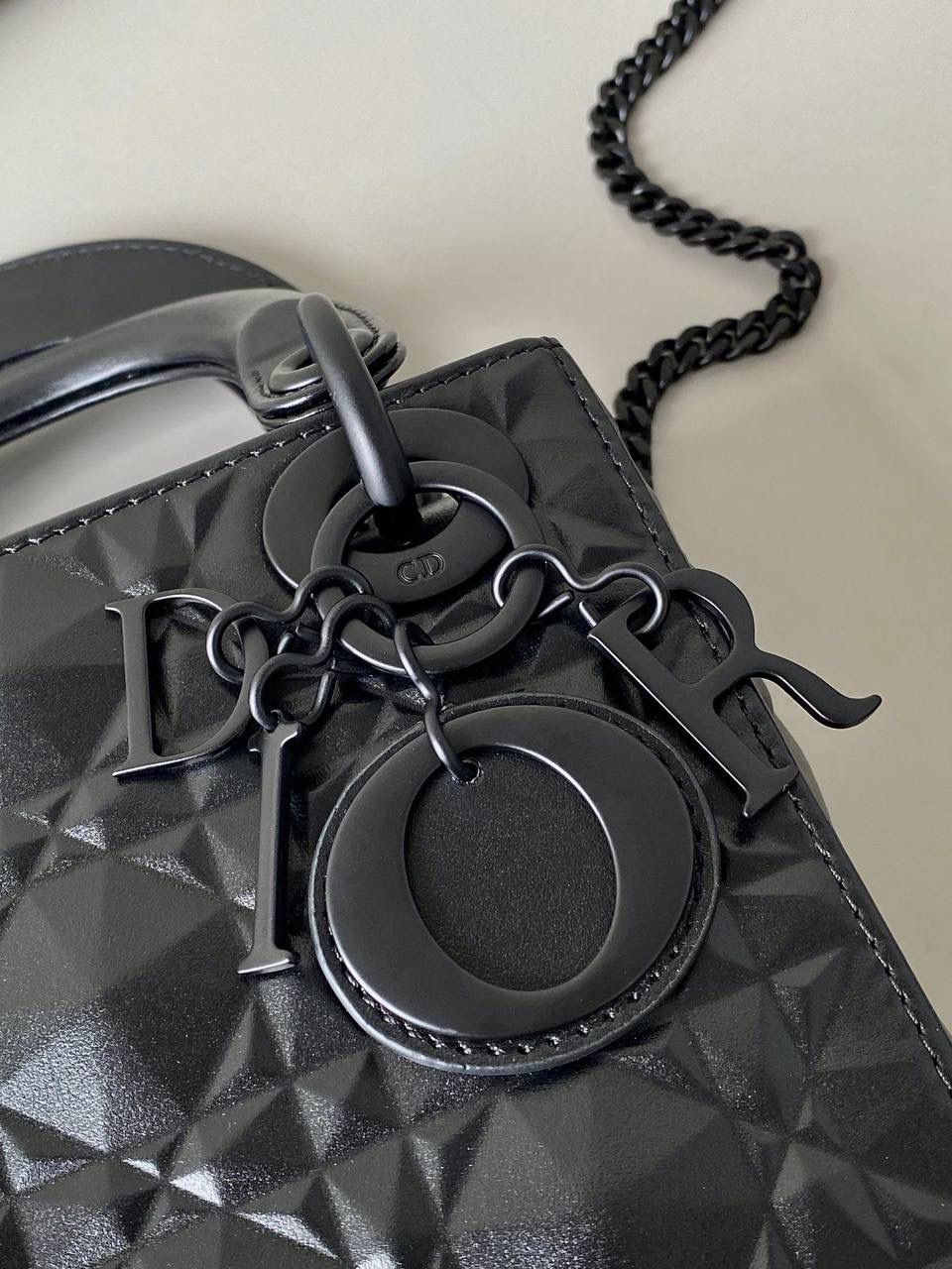 钻石黑🖤🤩 𝗗𝗶𝗼𝗿 𝗟𝗮𝗱𝘆 𝗯𝗮𝗴三格 特殊处理的哑光牛皮钻石藤格纹 八个切割面挺括有型，全套磨砂材质五金 复古时髦感超强，真是什么场合都可以把住 绝对是lady中的天花板了，强势出圈啦姐妹们🔥 17×15×7cm