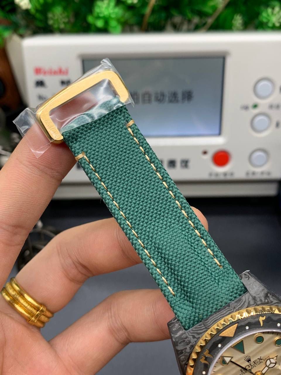 勞力士超限量GMT-MASTER II 😍💎 包含表圈、面盘等零件也全都是碳纤维材质，其中碳纤维表圈上数字刻度首次采用全新碳纤维植丁技术（非填油）塑造丰富视觉层次，质感细腻。透视底盖可清楚展示正反快速调日历的劳力士专属cal.3186机芯。搭配柔软魔术贴表带和一体碳纤维表扣。首批量产提供4种颜色表盘可选，5种不同颜色风格表带。