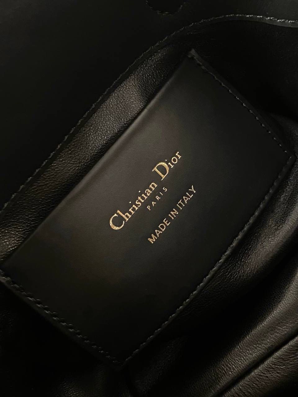 🈶黑色，迷你 𝗗𝗜𝗢𝗥 𝗧𝗼𝘂𝗷𝗼𝘂𝗿𝘀新版竖款 火爆全网toujours缩小版来啦！ 看到真的心动得不行～ 实物就是常规迷你水桶大小， 真的可爱死 别说，包虽小但容量还挺大的 日常用品都能轻松装上 肩带长度也刚刚好，不挑身高 反正就是太乖啦！夏日必备 😍 迷你：13×15×12cm #M1272m 中号：20x22x18.5cm 小号：16x18x12cm