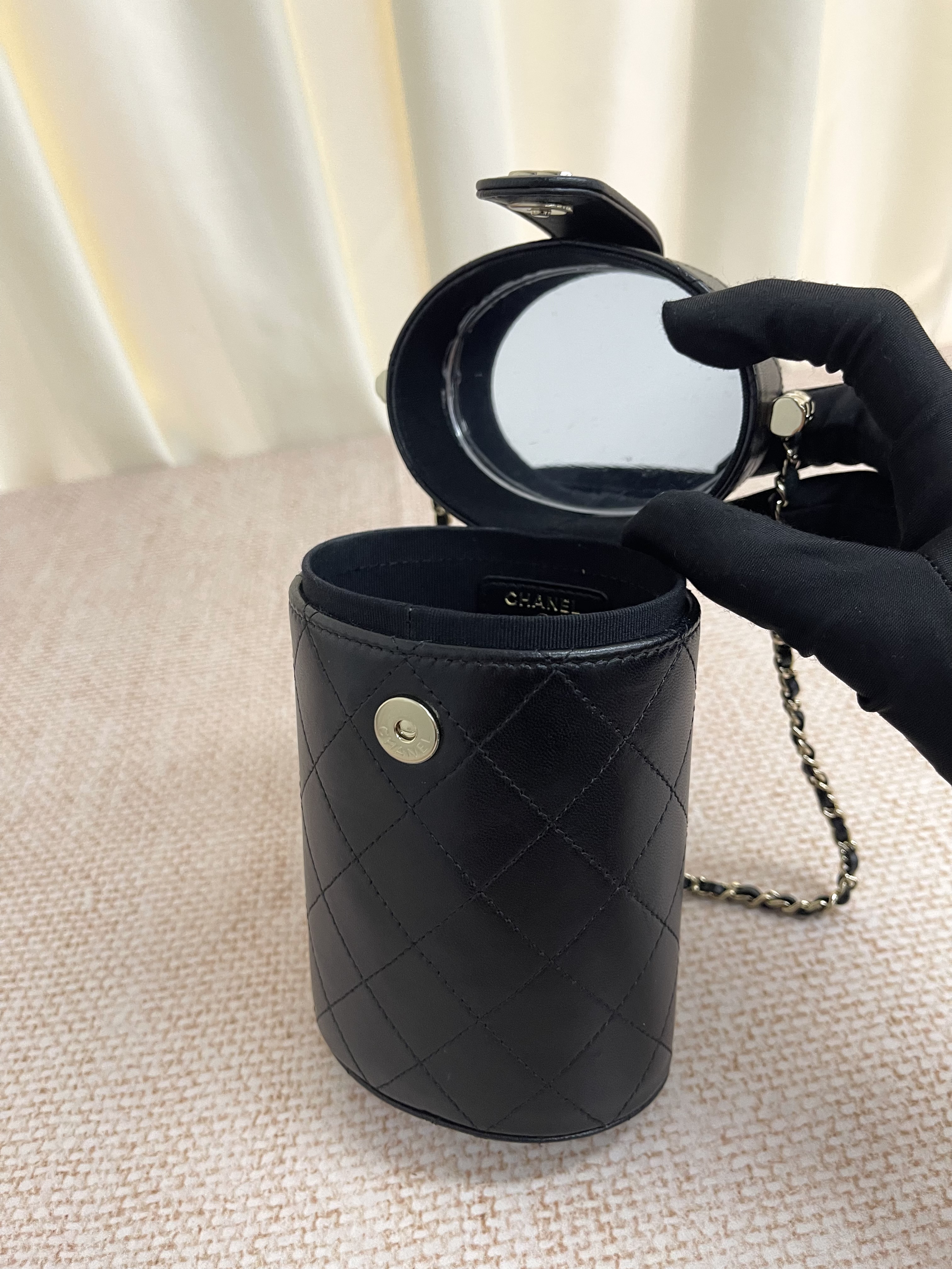 Pre-owned Chanel Round Vanity Case/ Product Code: 26042801