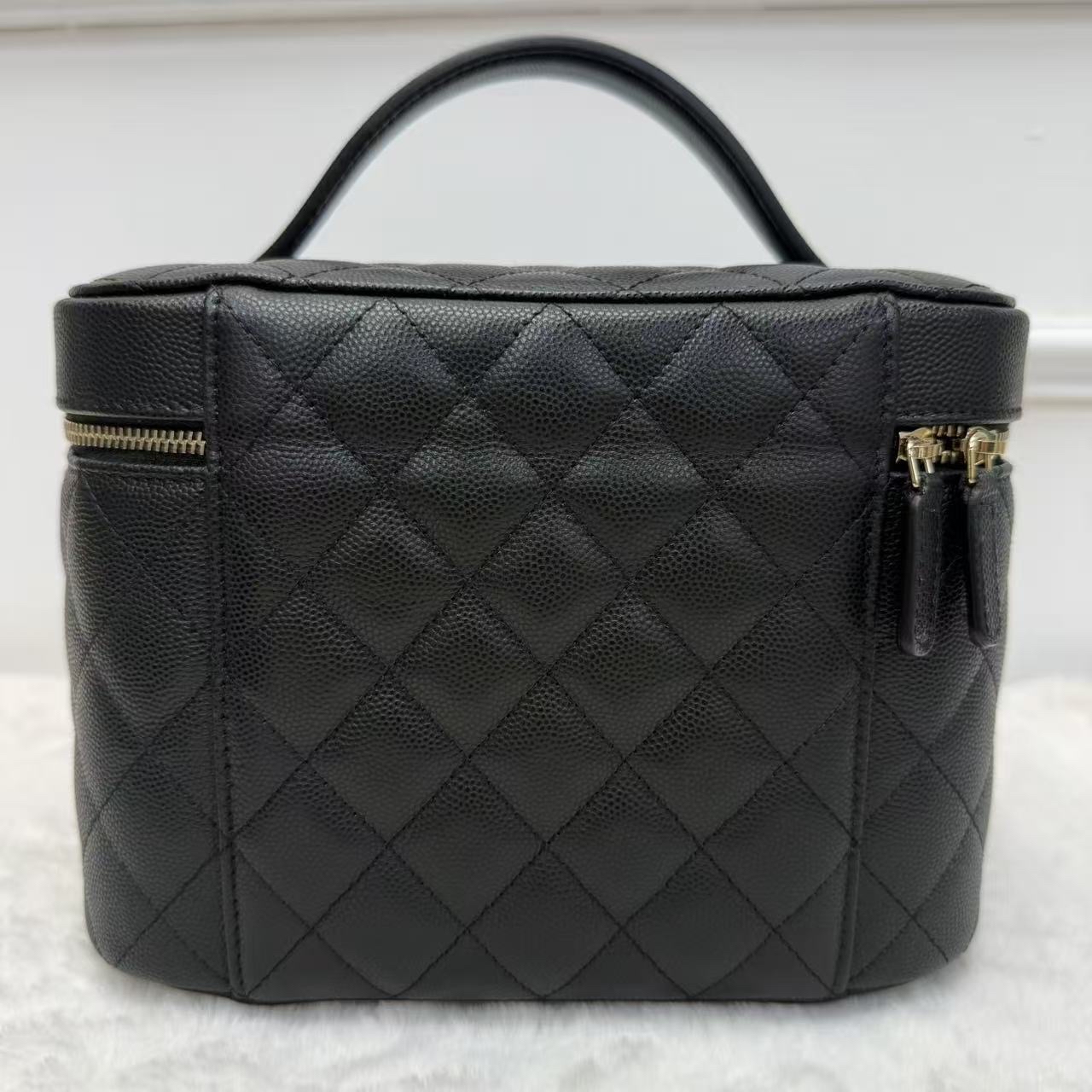 ✨🖤Chanel/香奈兒 化妝盒 黑金 荔枝紋牛皮 內里深紅色 手柄式手提化妝包 經典款時尚手提包 28開帶黑卡🖤