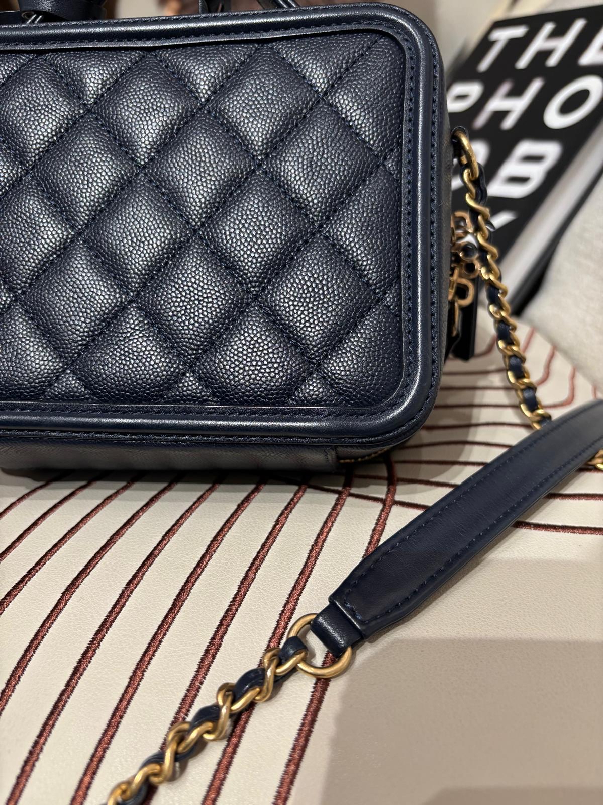 Chanel CC filigree Vanity Small 17cm 深藍色荔枝牛皮金鏈，100%Authentic, 98%New ✅25Card ✅Key lock✅Dust bag✅Box